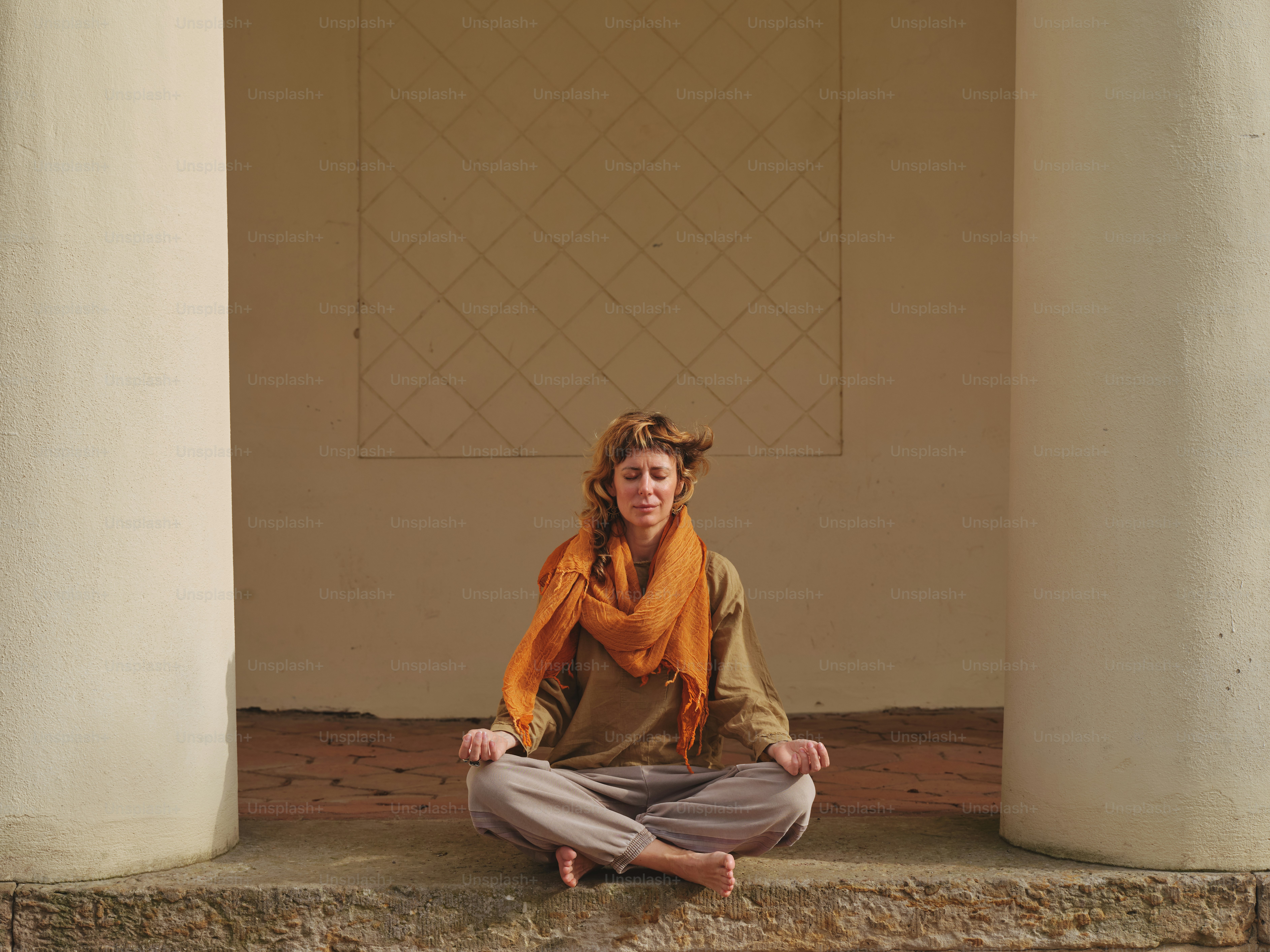 여자는 고요한 곳에서 평화롭게 명상합니다.