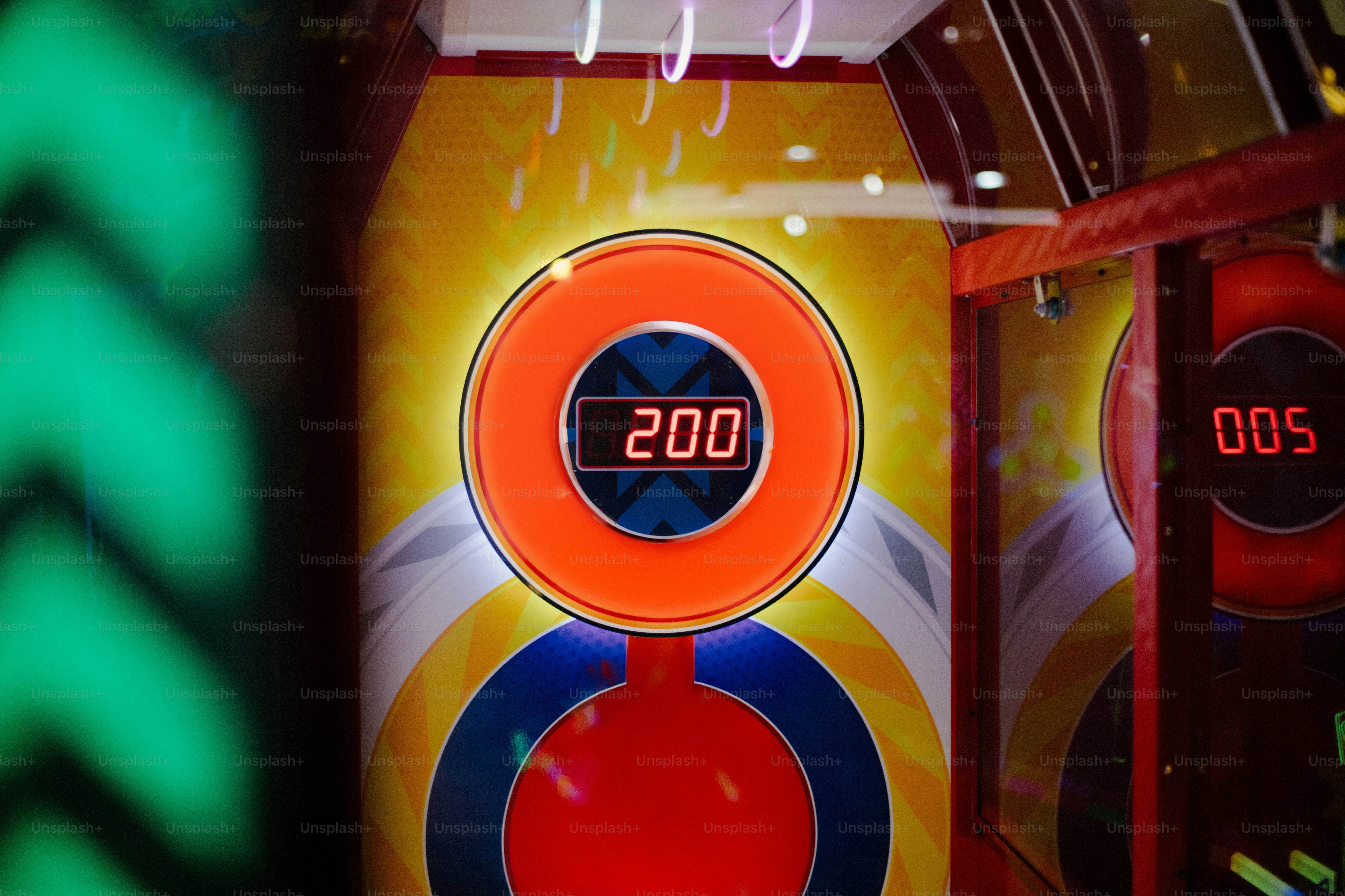 Una schermata di gioco arcade mostra il punteggio e i punti.