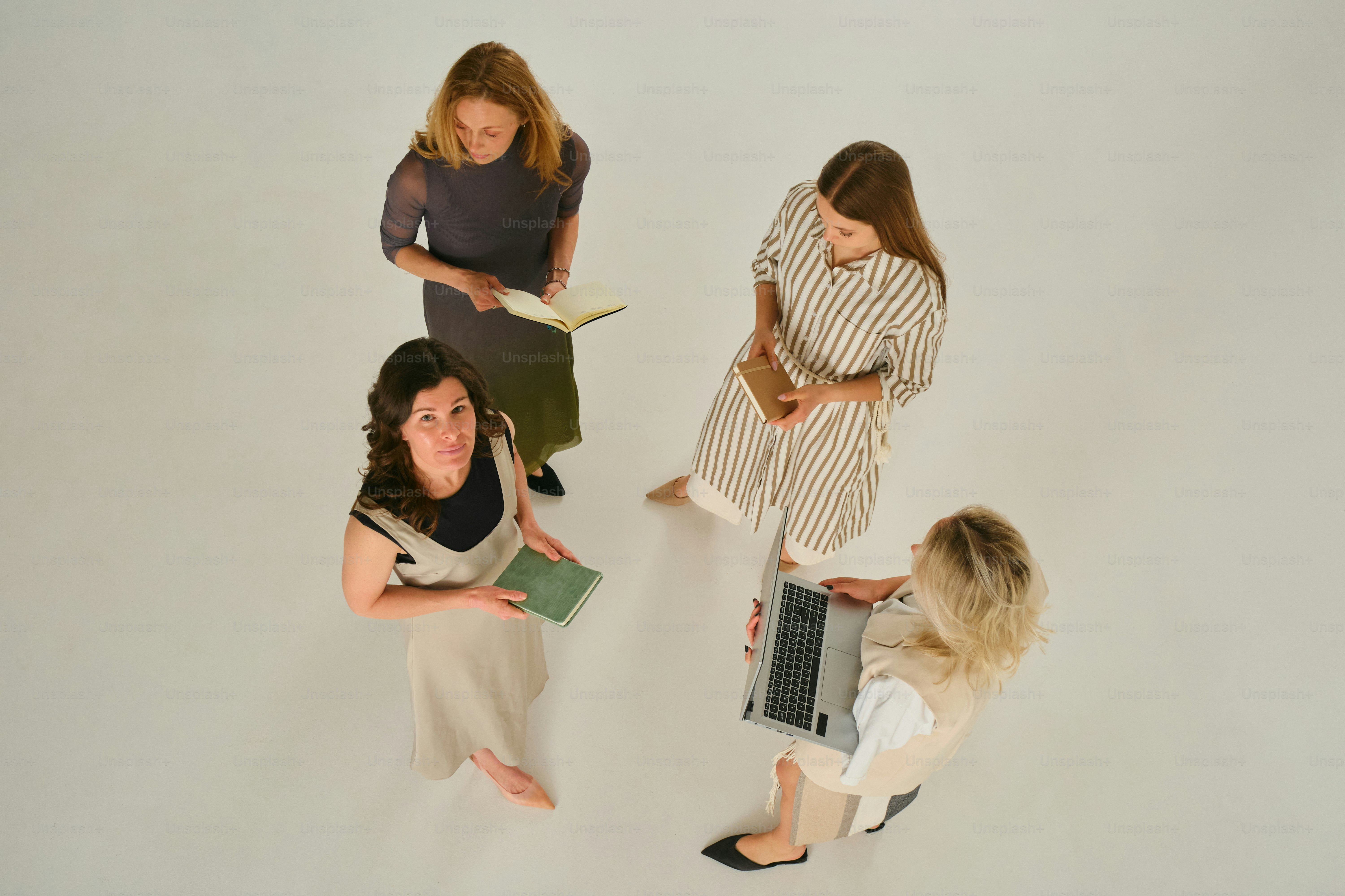 Cuatro mujeres se reúnen en un espacio luminoso.