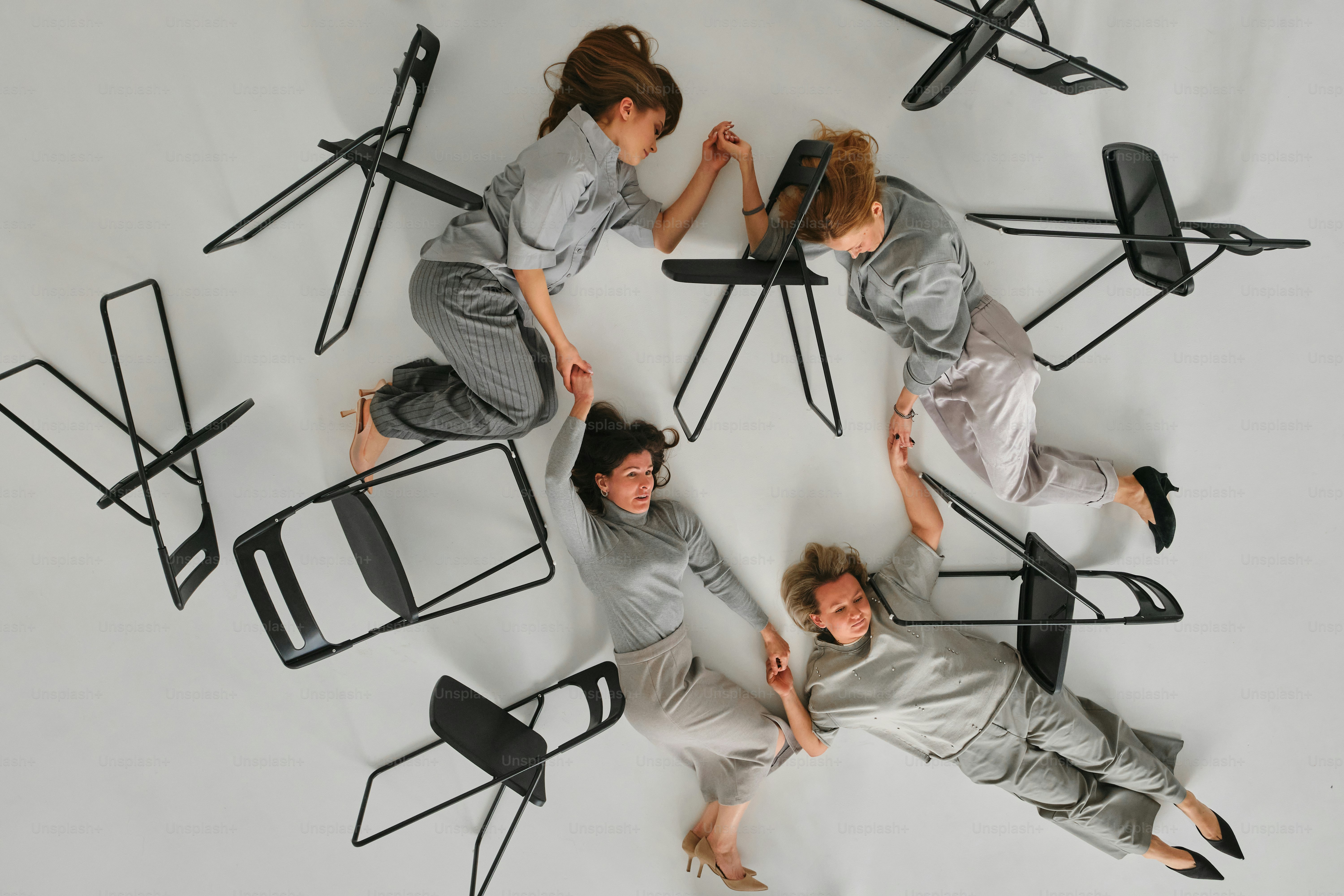 La gente baila con sillas en una actuación creativa.