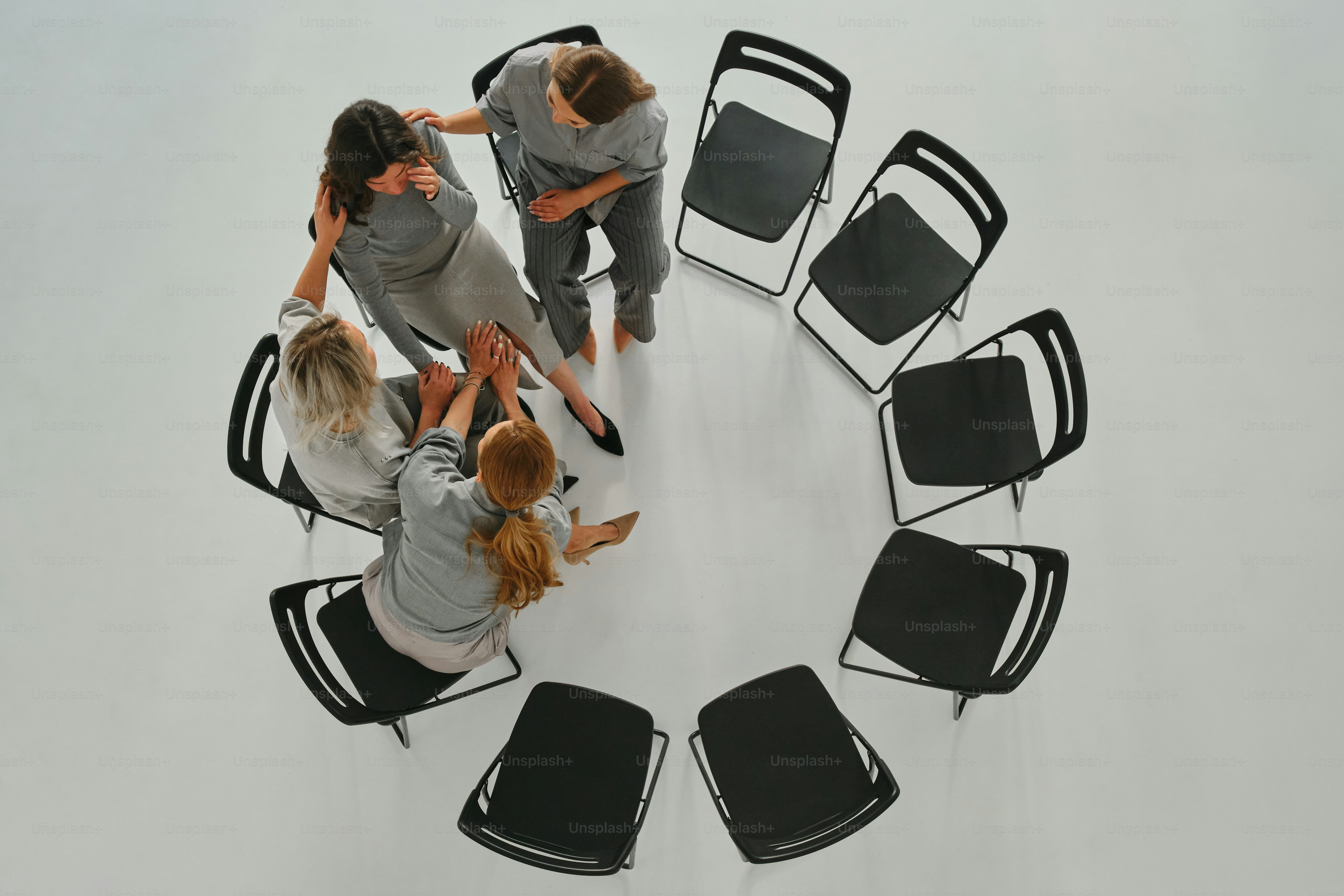 Las personas están en un círculo, posiblemente en una sesión de terapia.