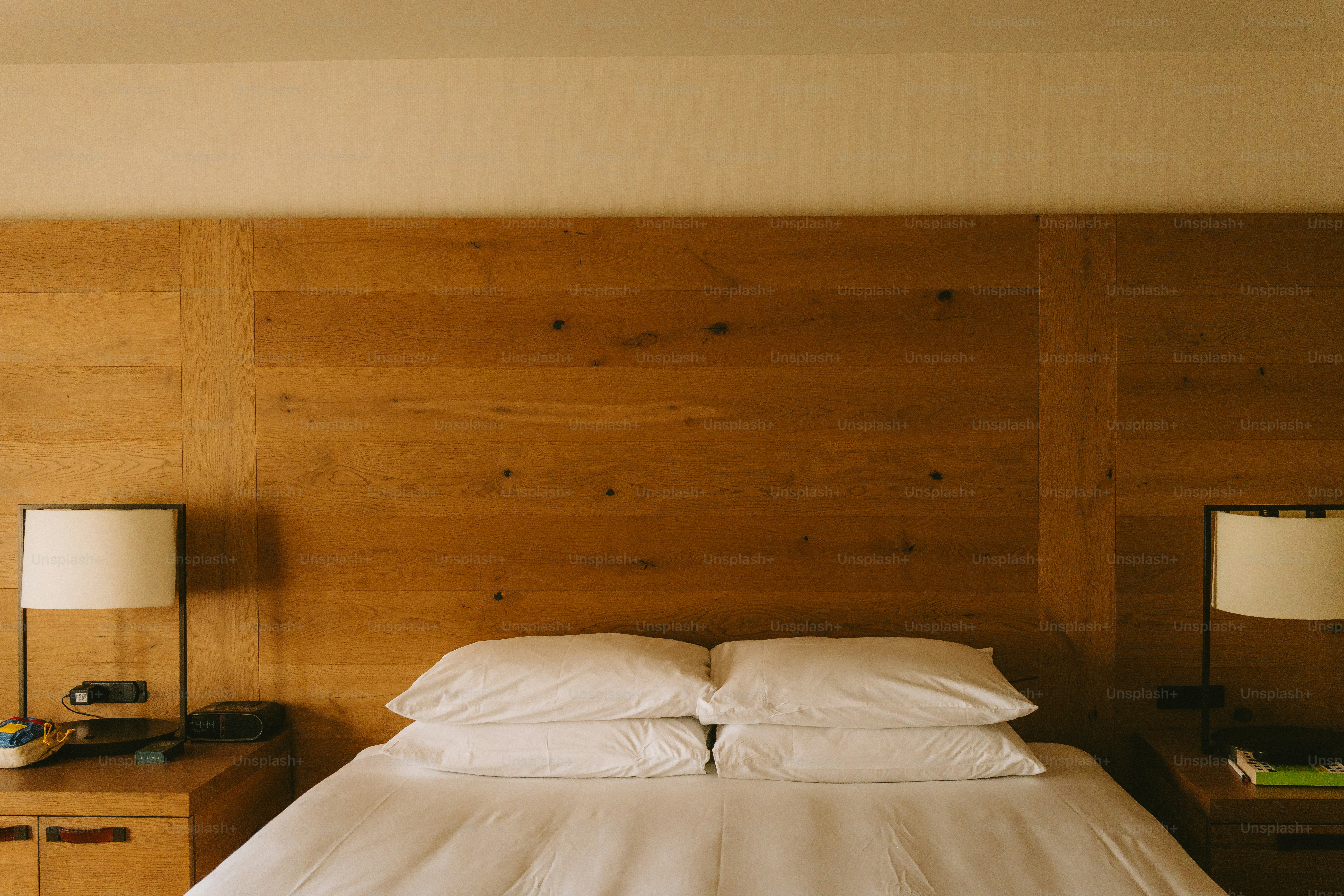 Une chambre d’hôtel confortable avec une literie blanche.