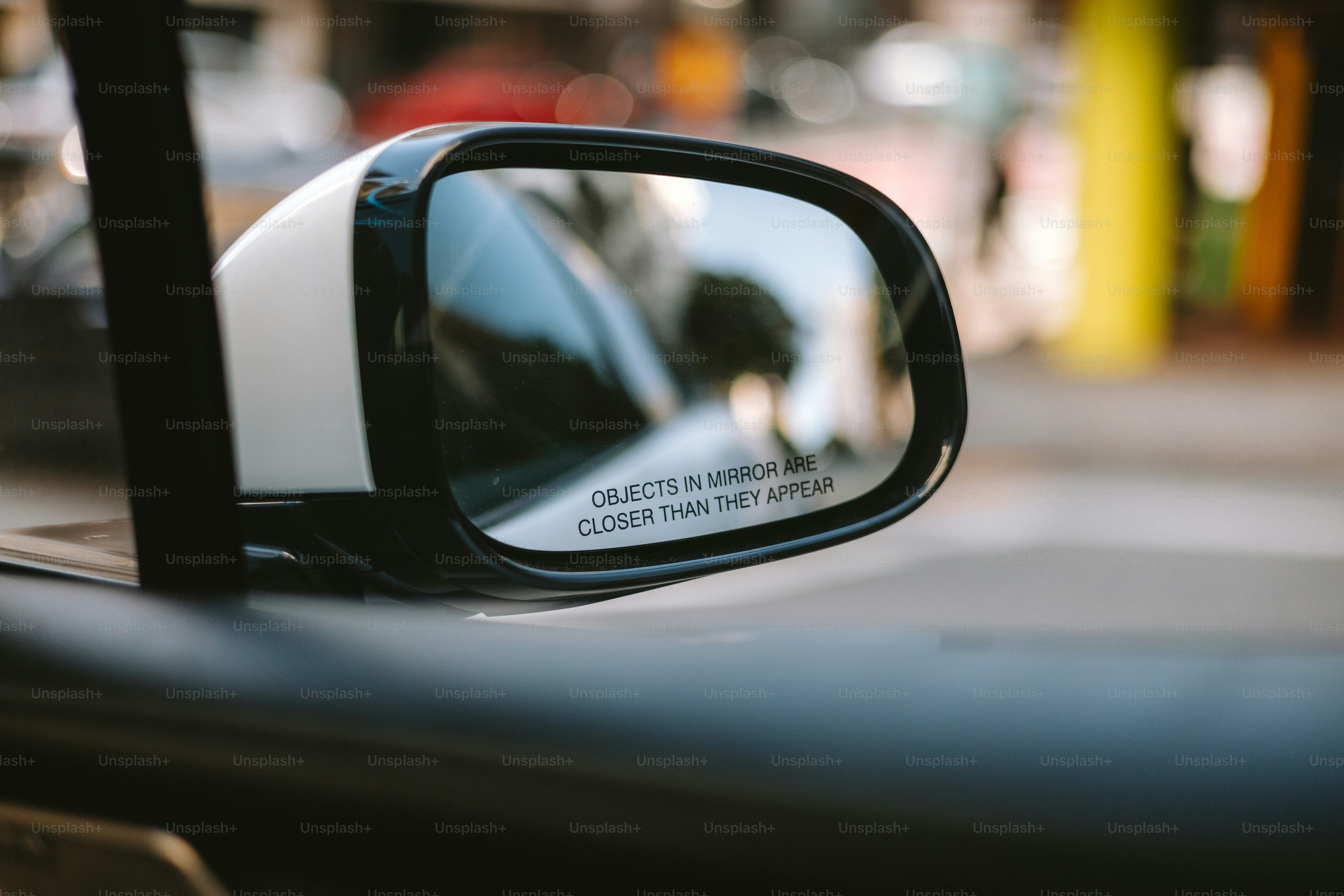 Der Seitenspiegel des Autos zeigt Reflexionen.