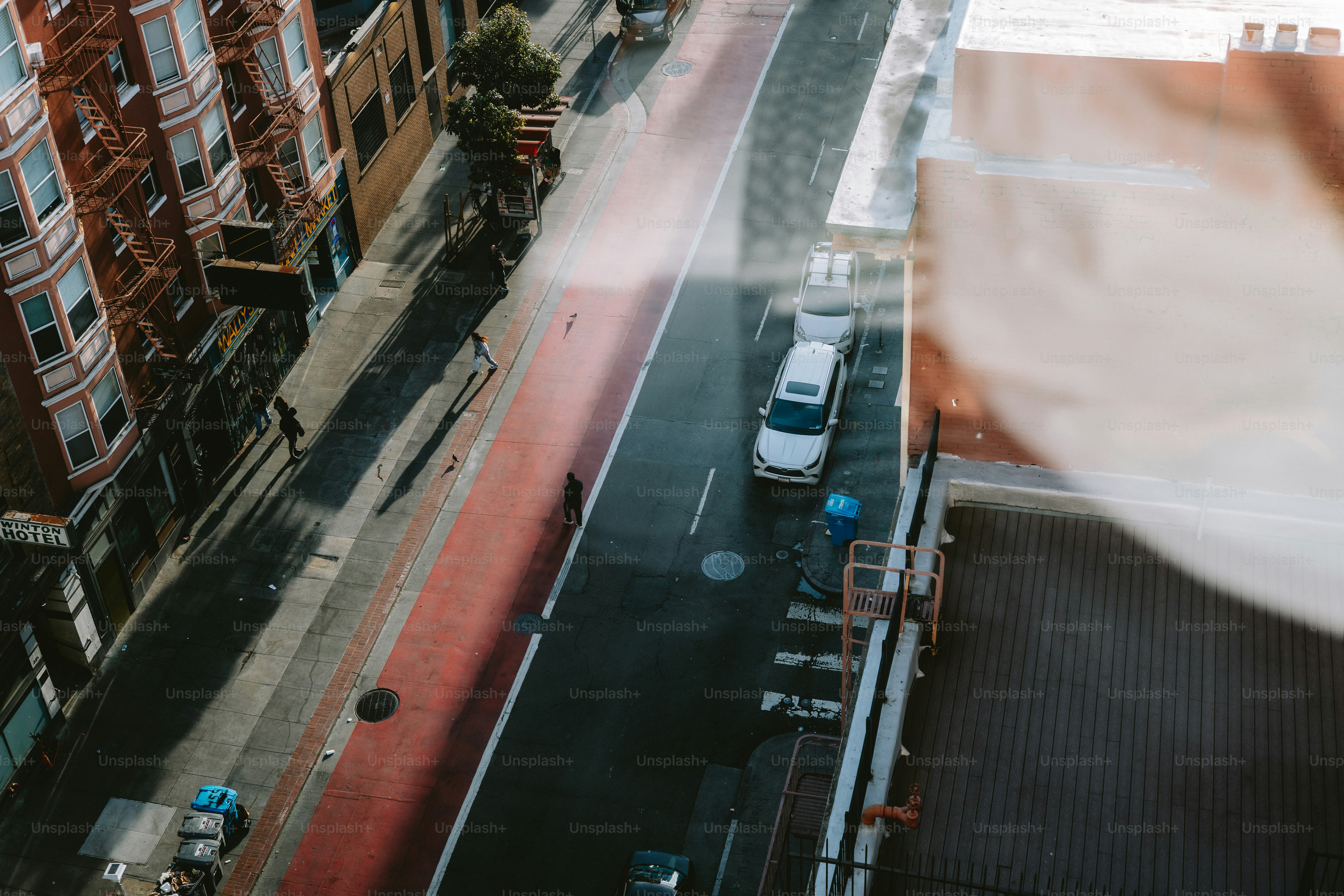 Ein Auto fährt auf einer Straße mit roter Spur.