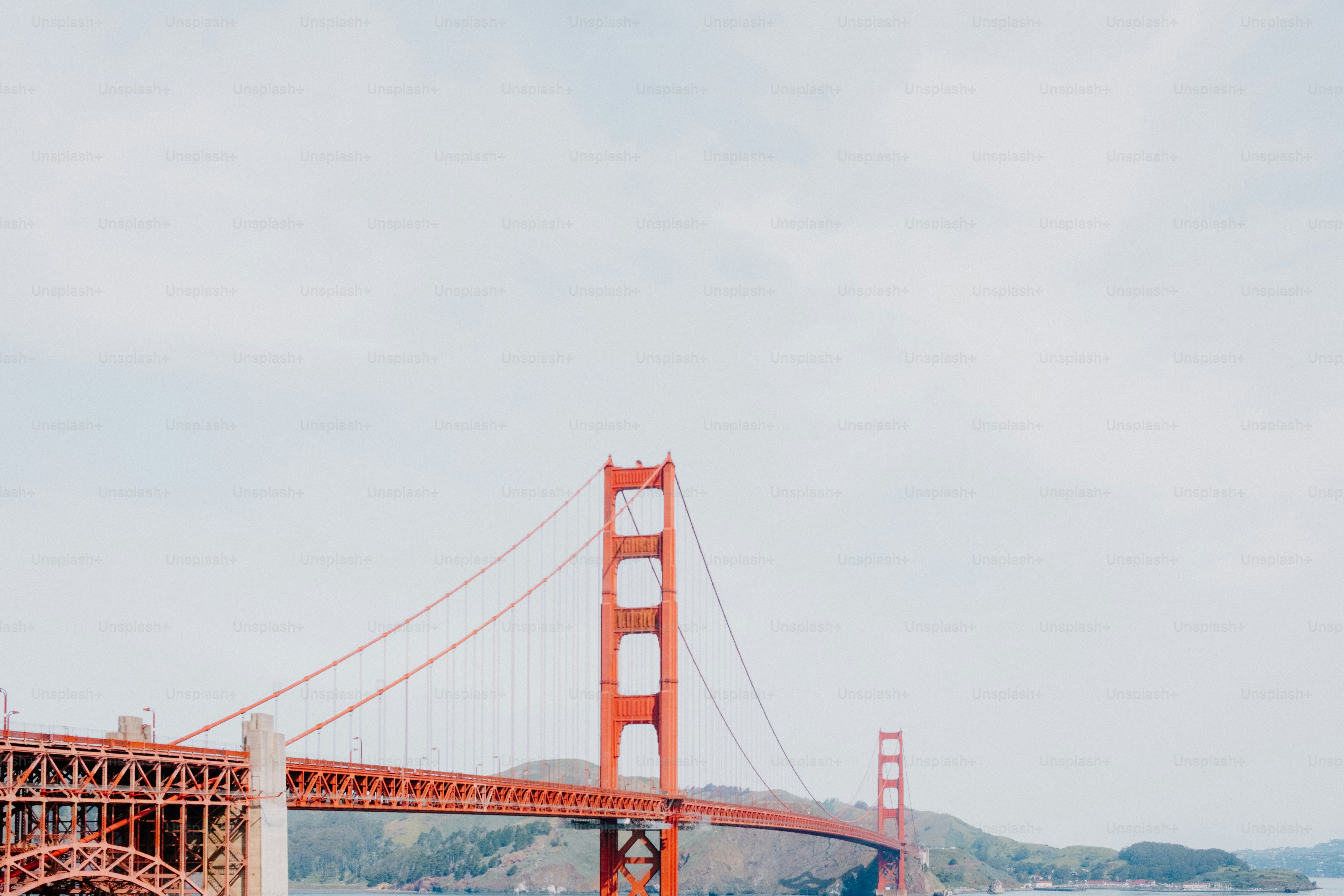 L’emblématique Golden Gate Bridge se dresse fièrement.