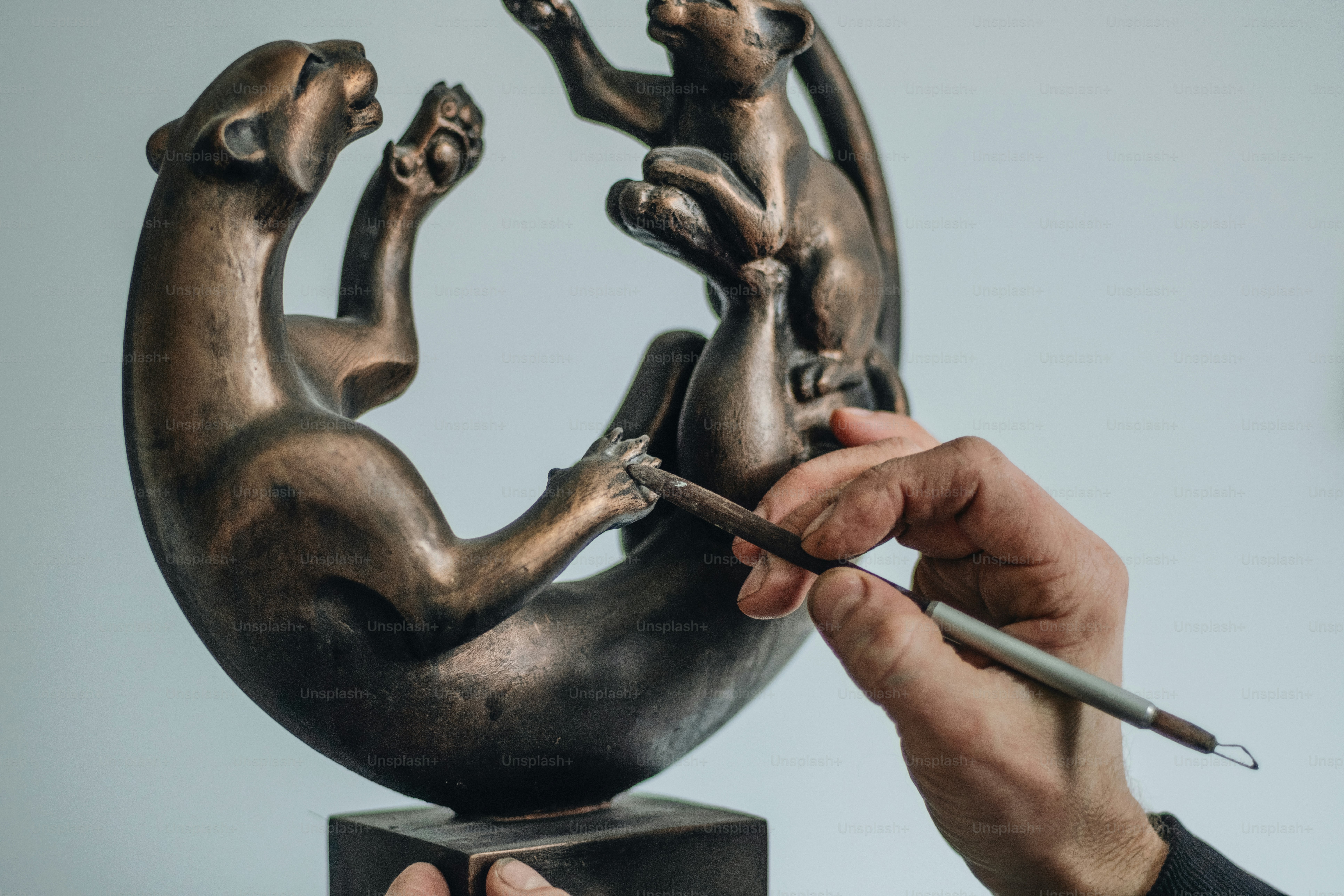 Una mano sta scolpendo una statua di bronzo