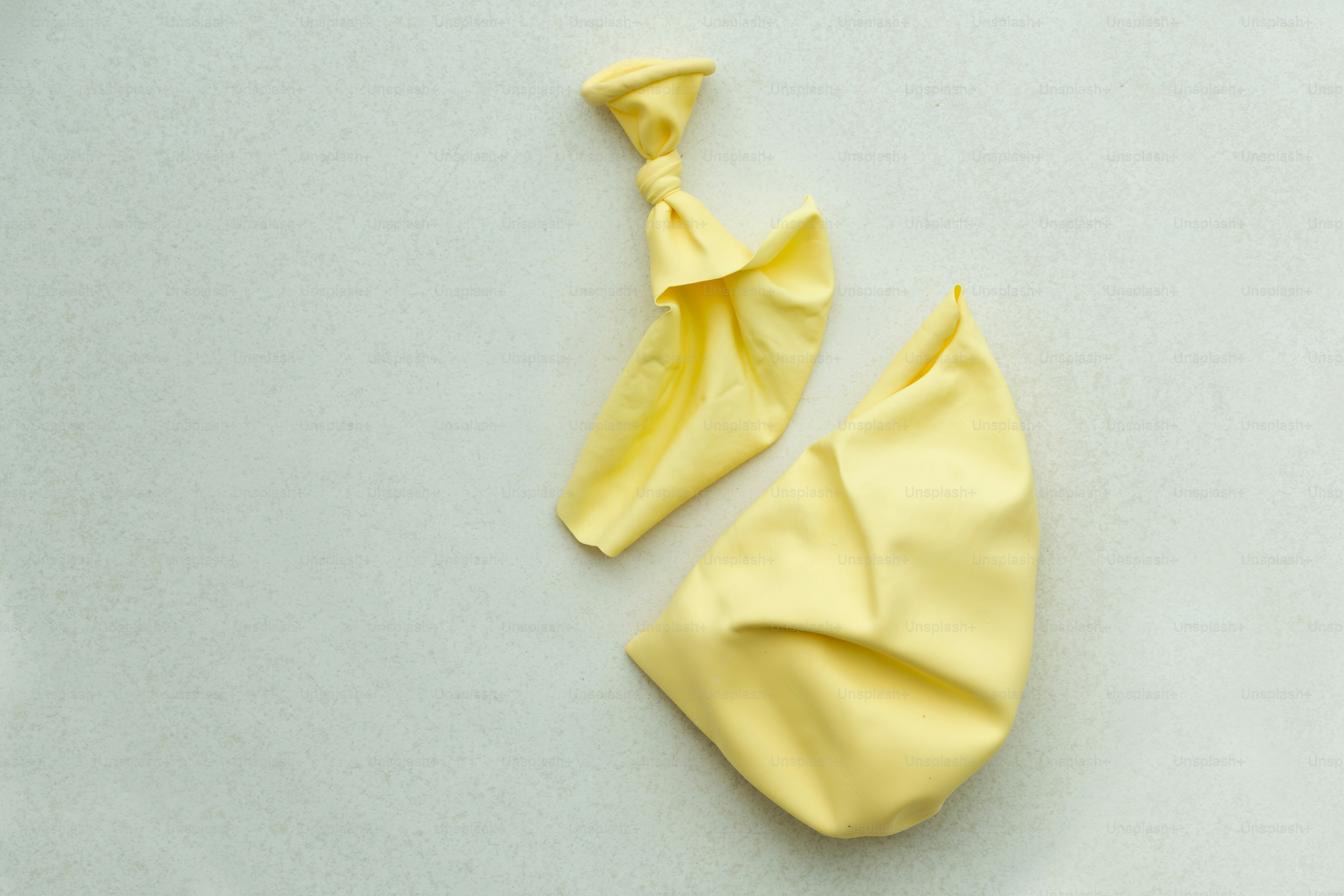 Ein gelber Luftballon wird aufgeschnitten.