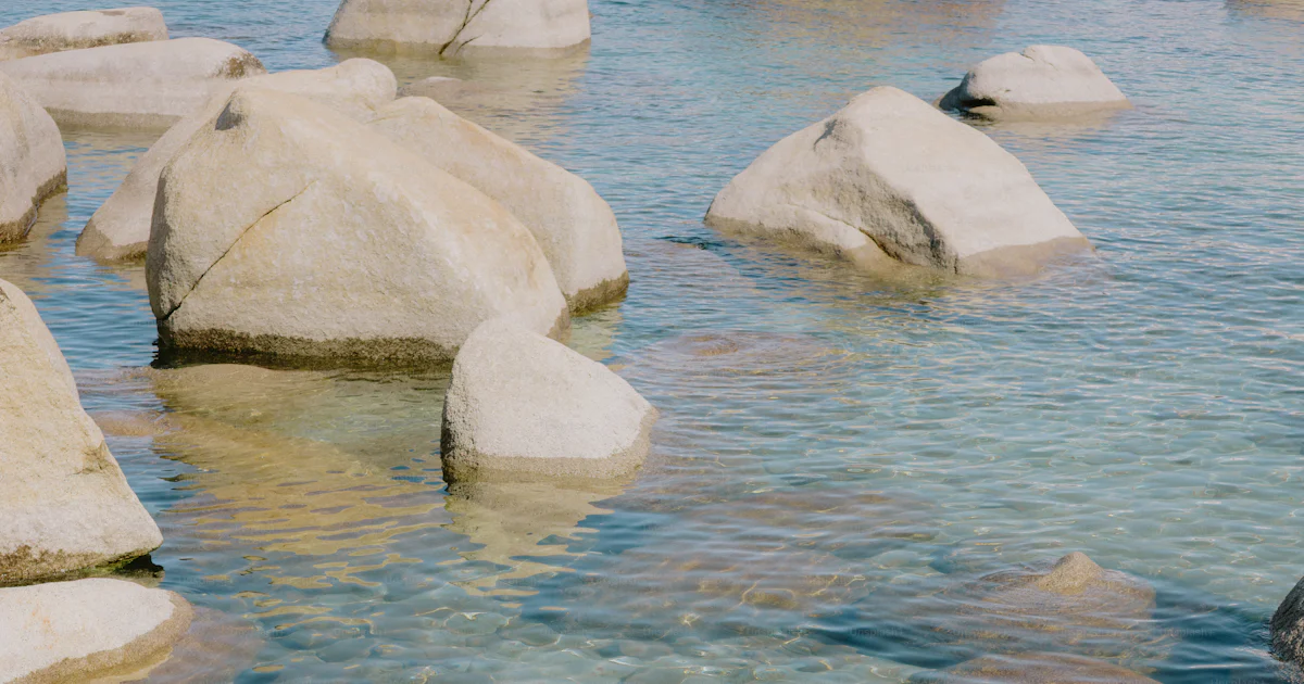 Clearwater Rocks Image Clear water reveals rocks in the ocean. photo – Lake Image on Unsplash
