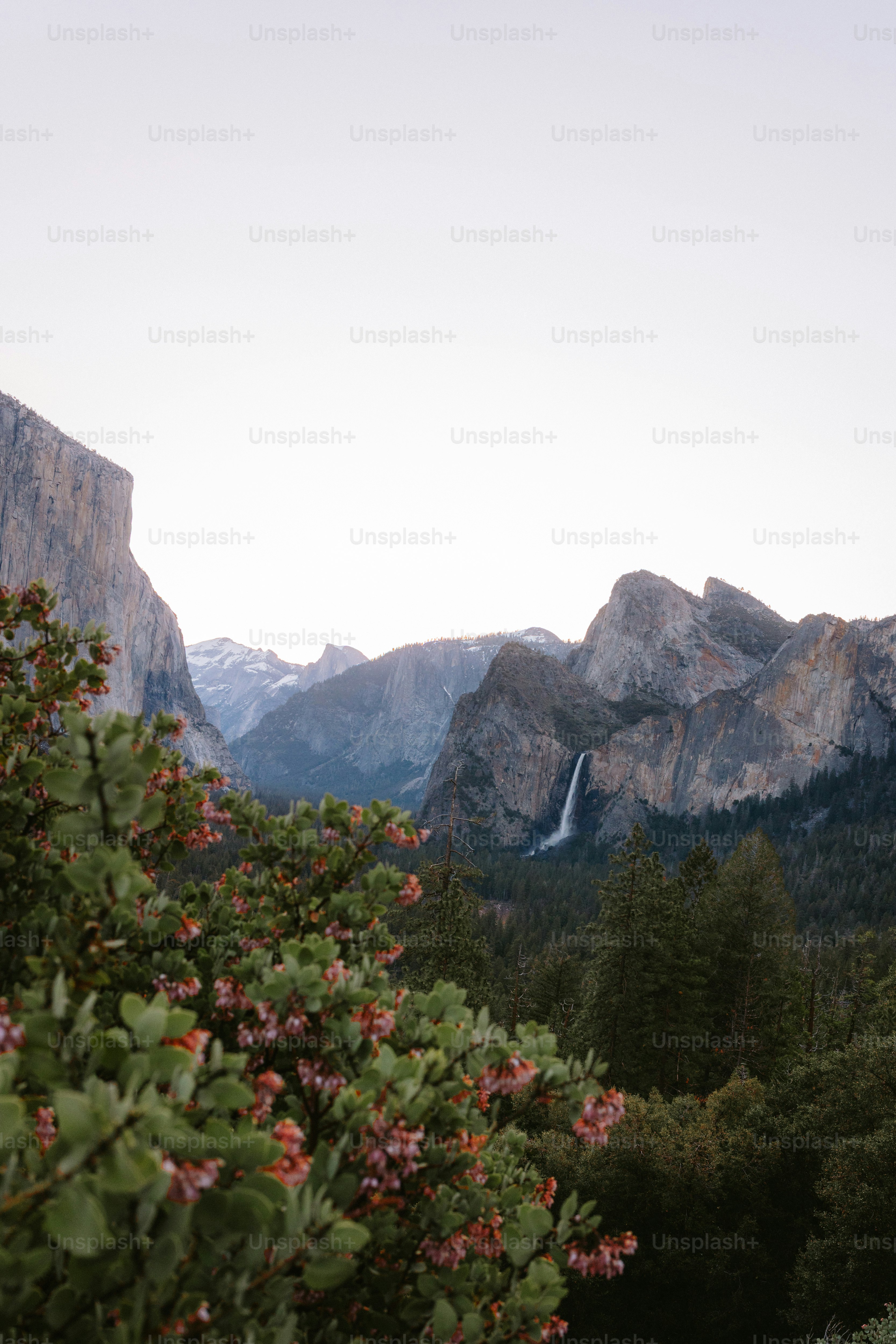 Un maestoso paesaggio montano con una cascata