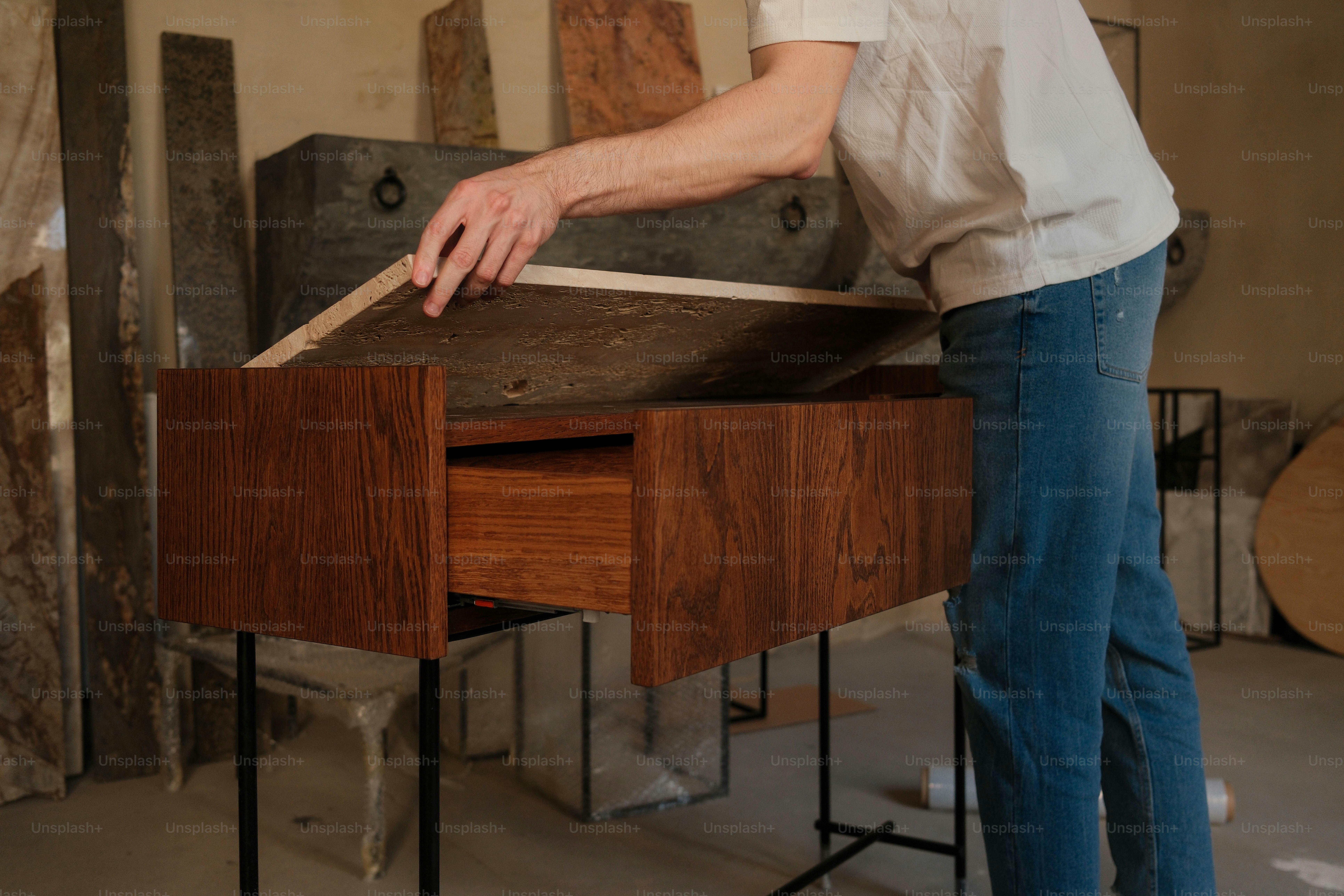 Quelqu’un ouvre le tiroir d’une armoire en bois.
