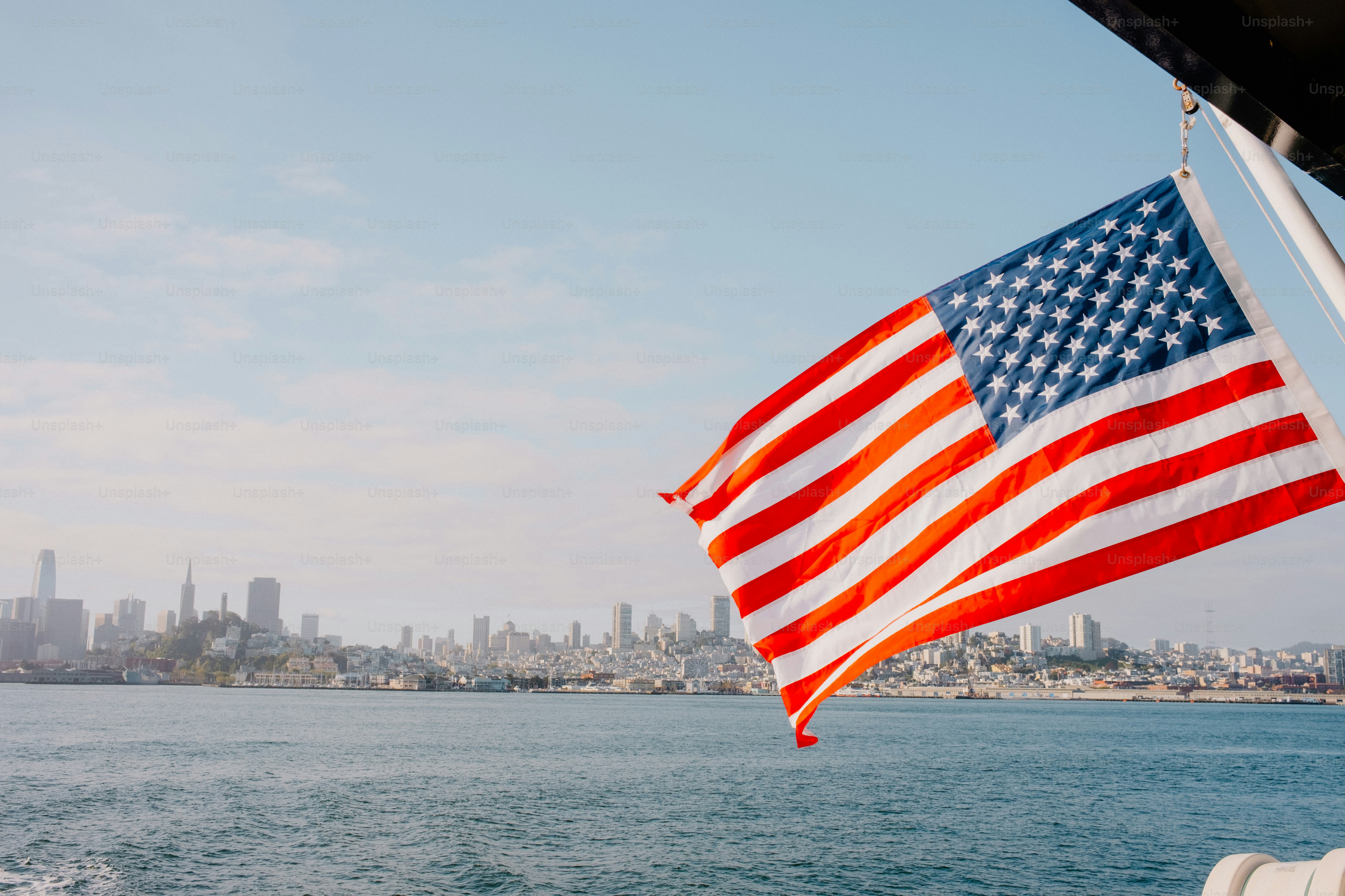 アメリカの国旗が街になびきます。