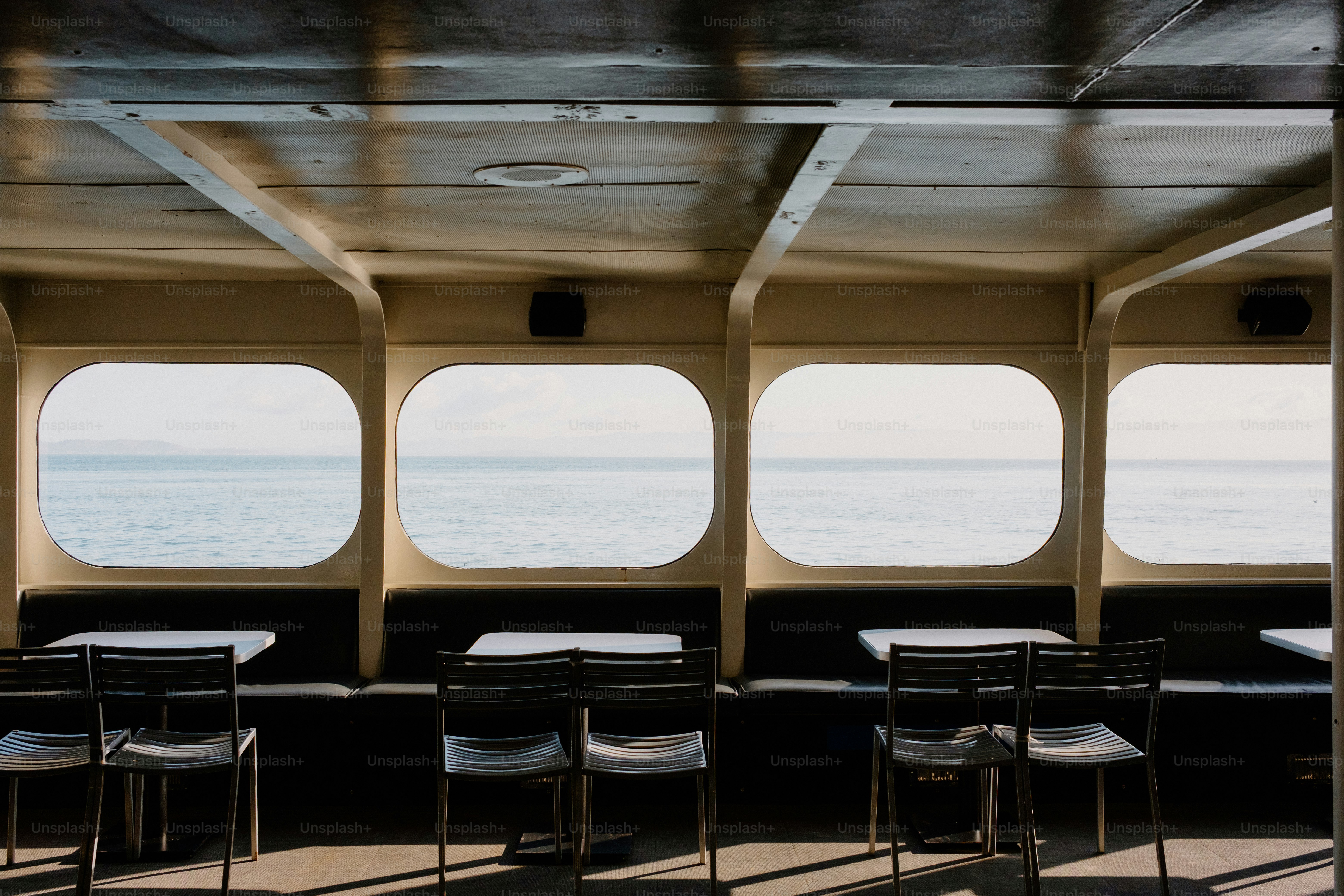 海を眺める船内。