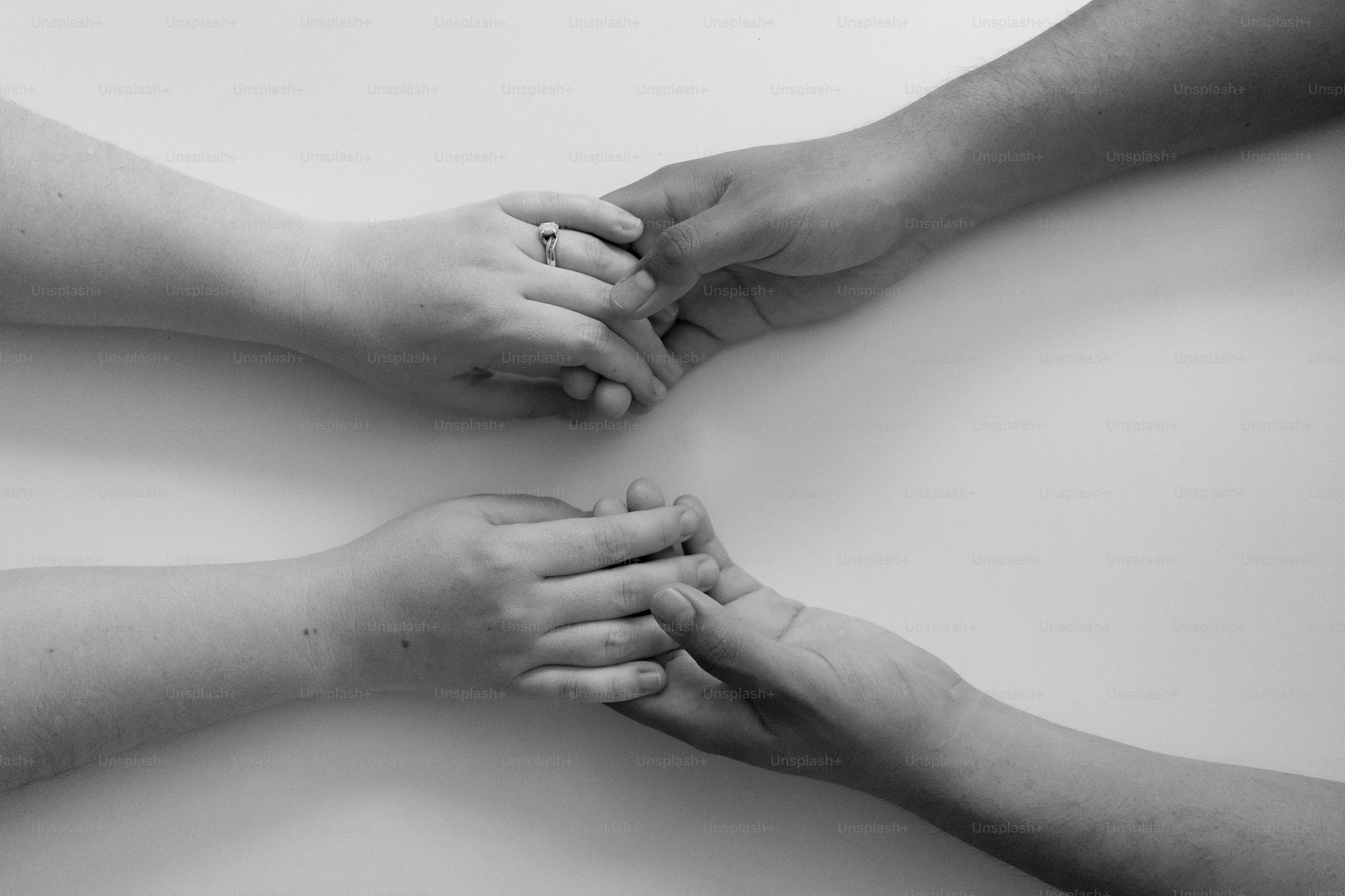 Deux couples se tenant la main pour se soutenir.
