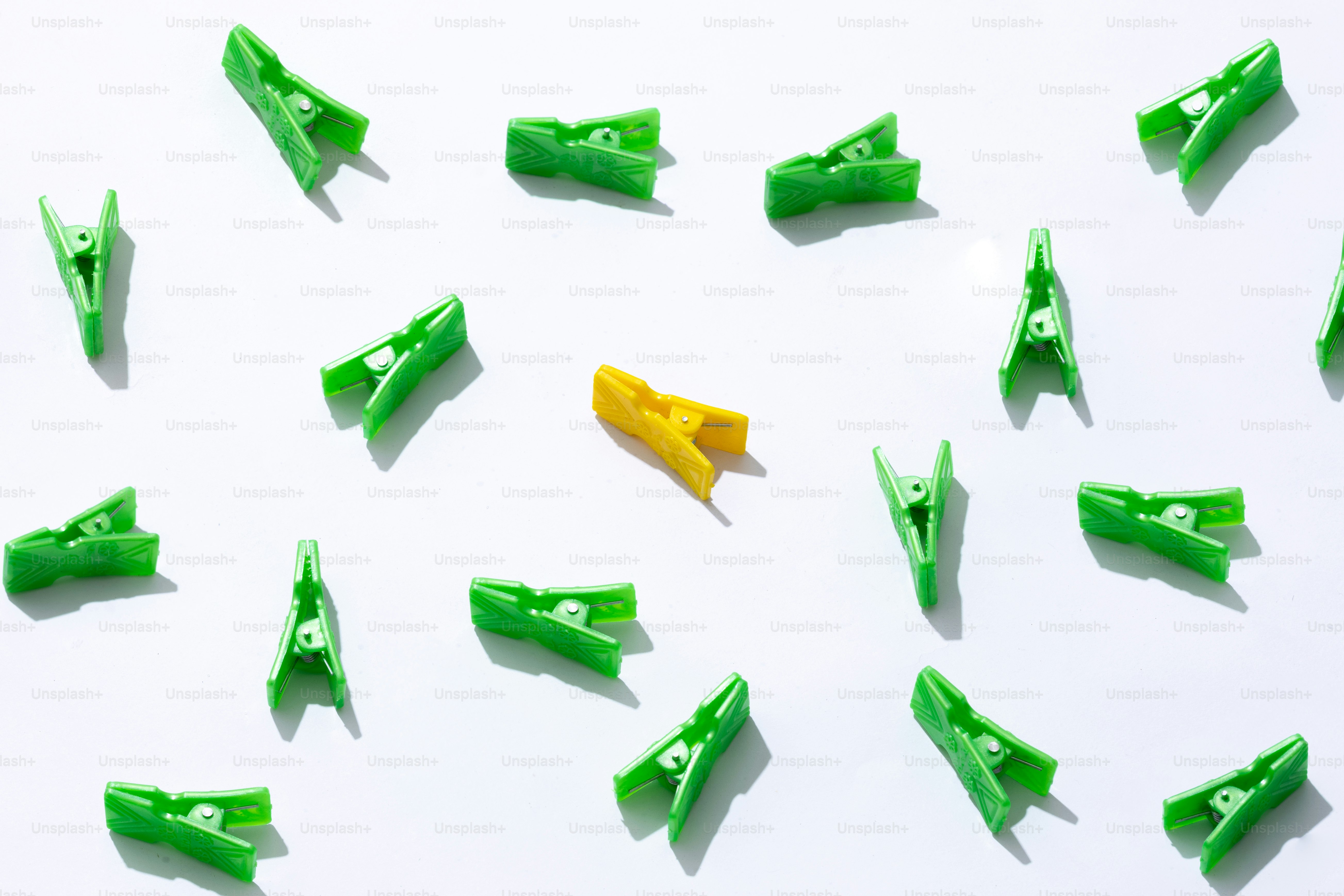 Las pinzas verdes rodean una sola amarilla.