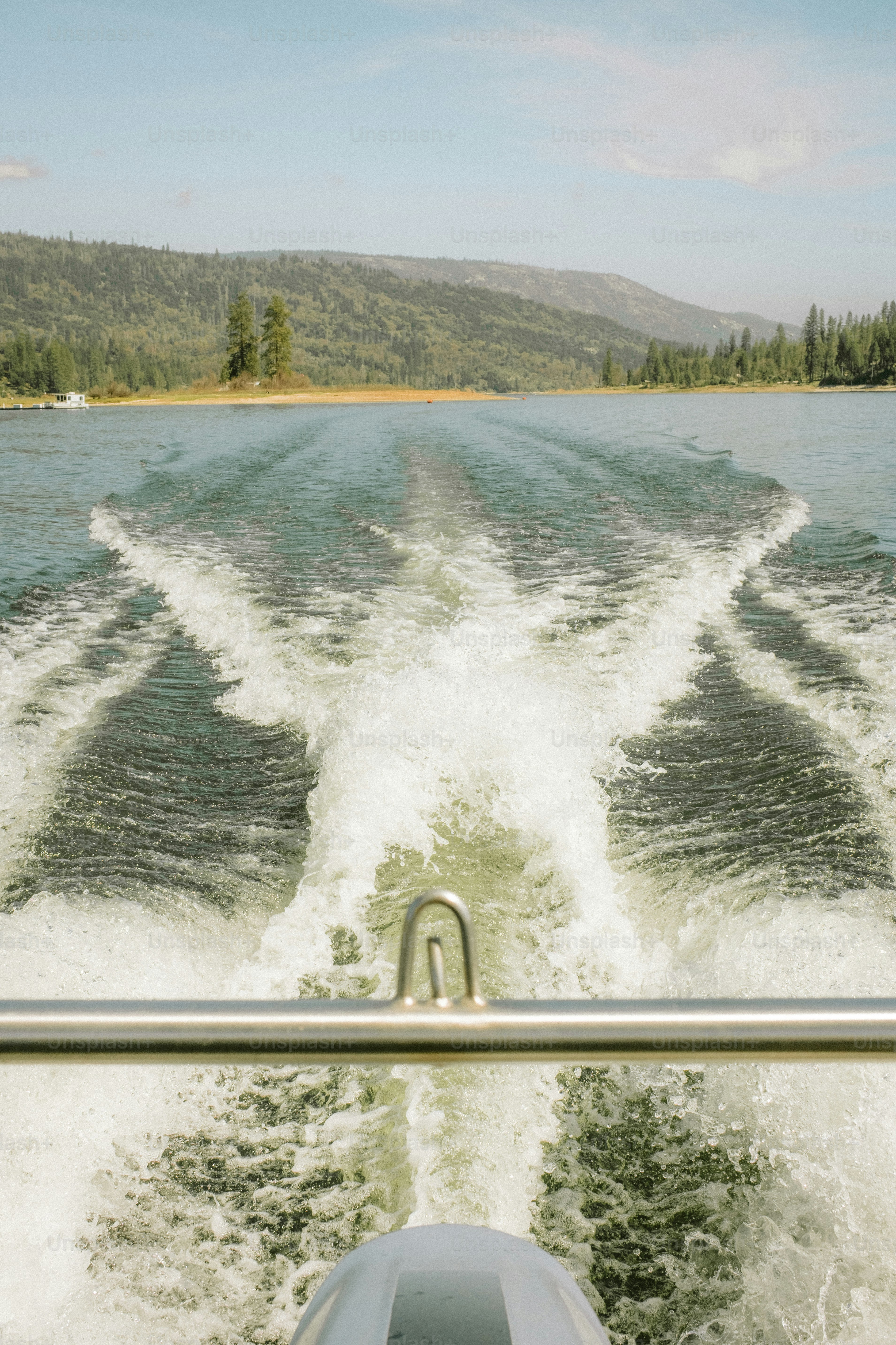 ボートは水面に泡沫状の航跡を残します。