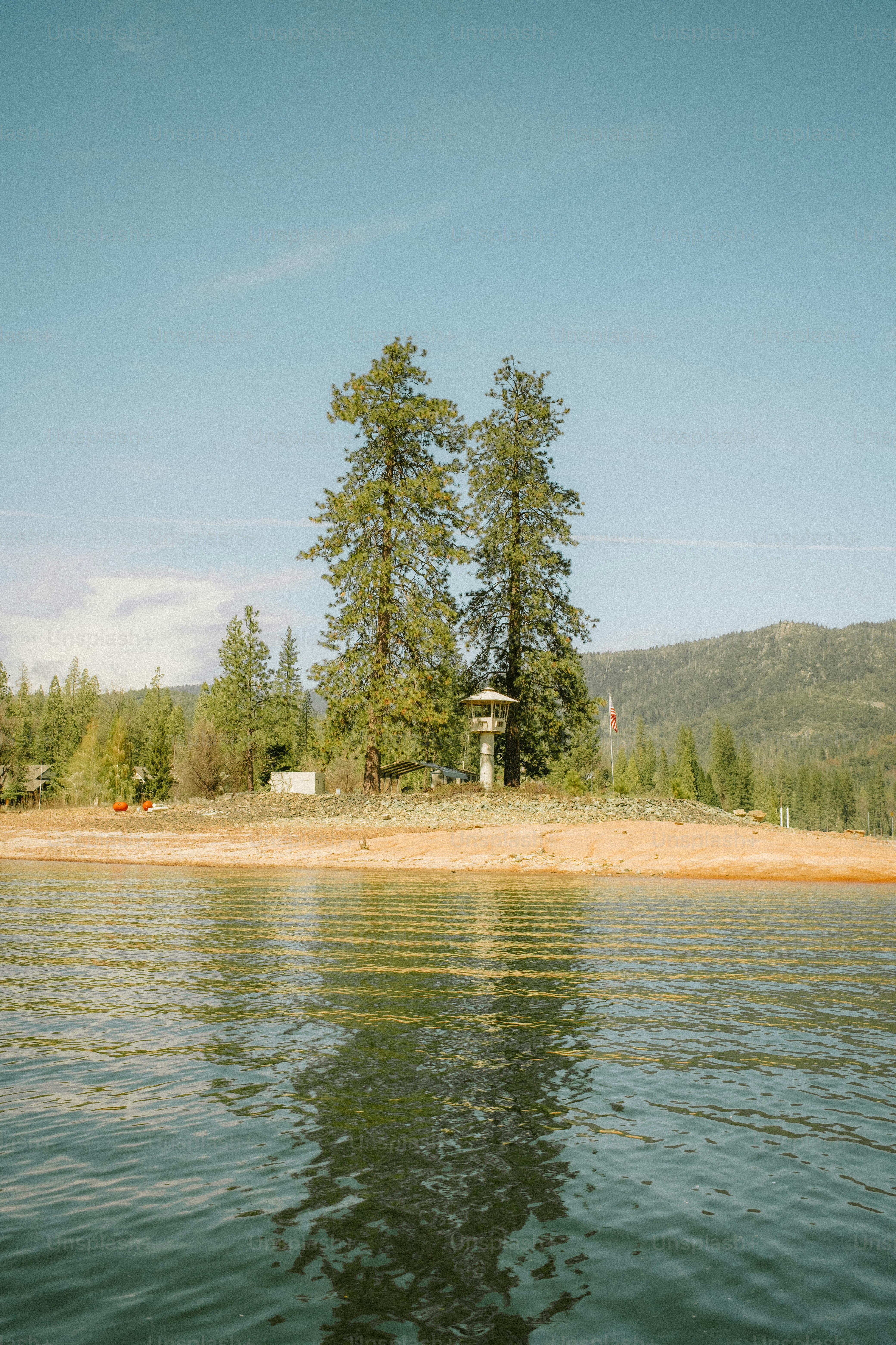 木々や塔が穏やかな水面に映り込んでいます。