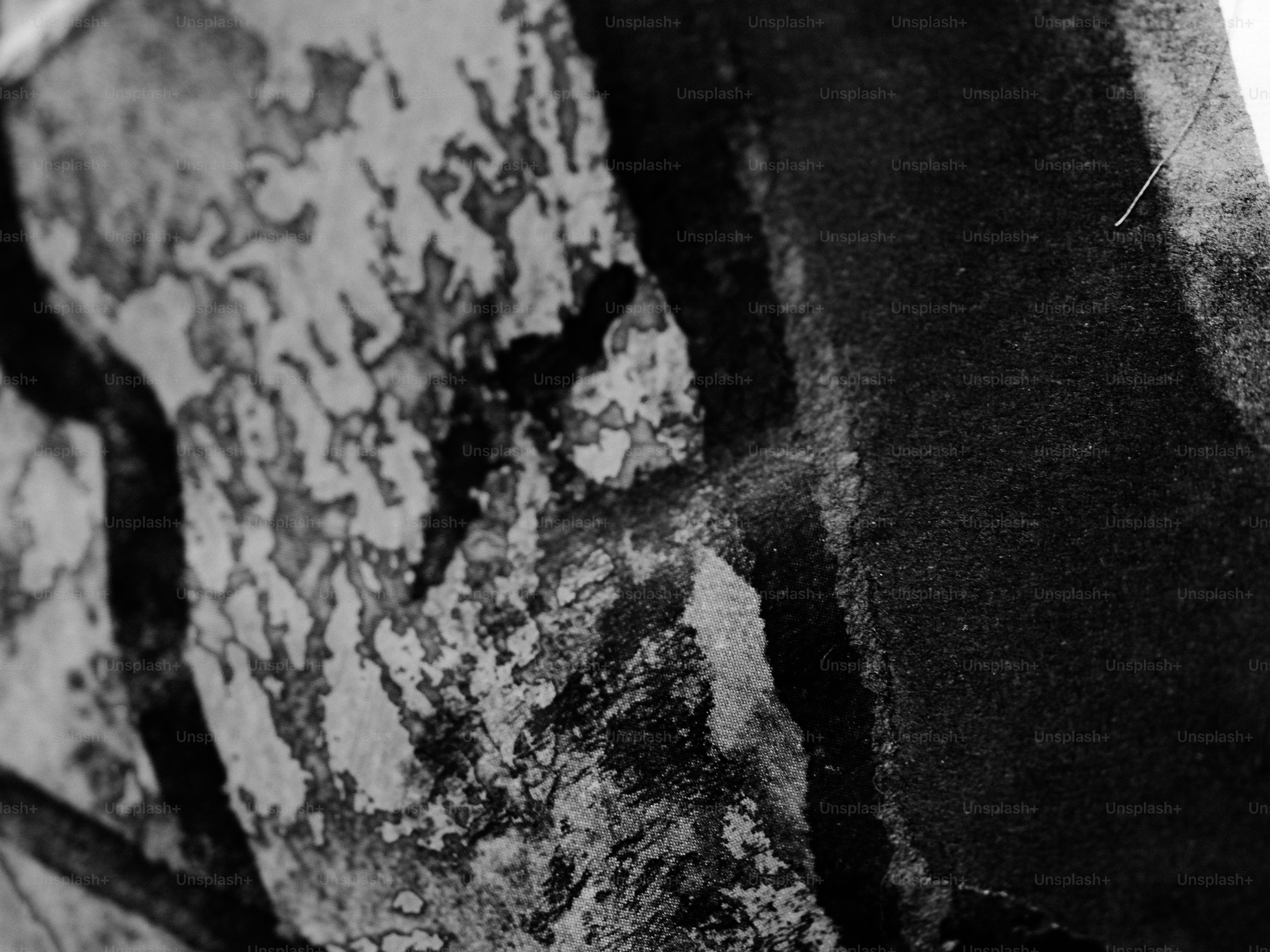 Close-up de uma pintura texturizada, abstrata e em tons de cinza