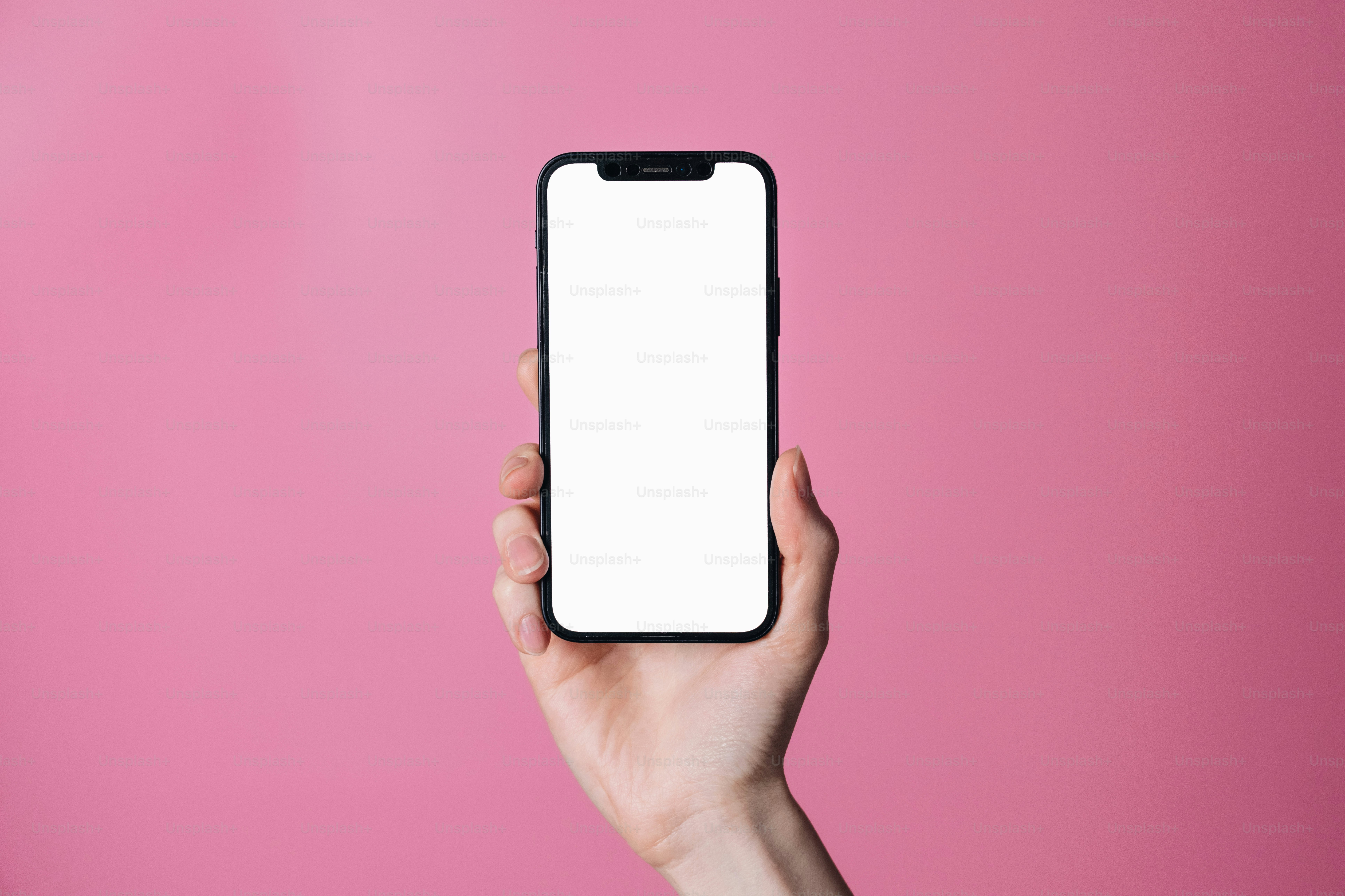 Mano che tiene uno smartphone con schermo vuoto.