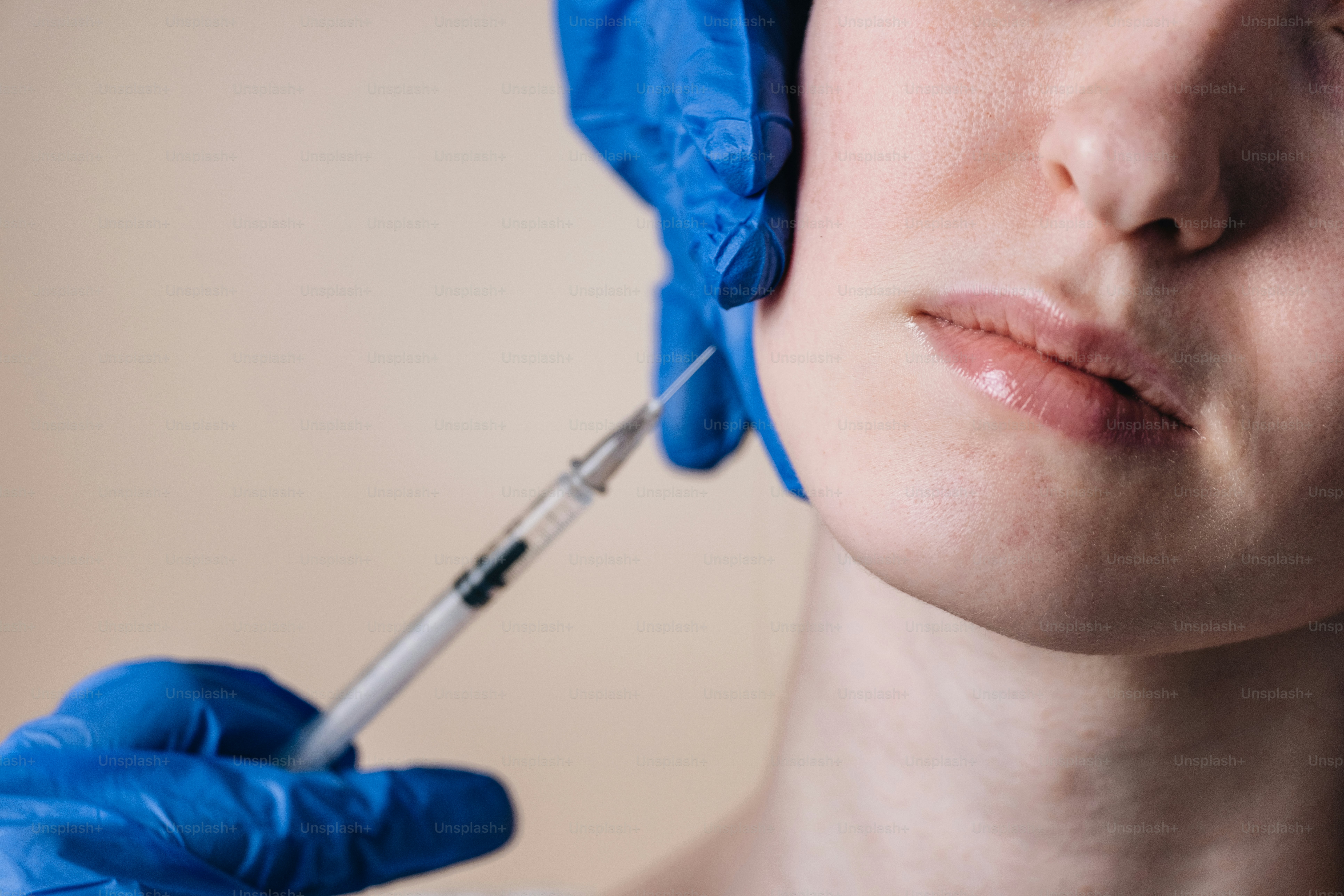 Uma injeção está sendo administrada a um paciente.