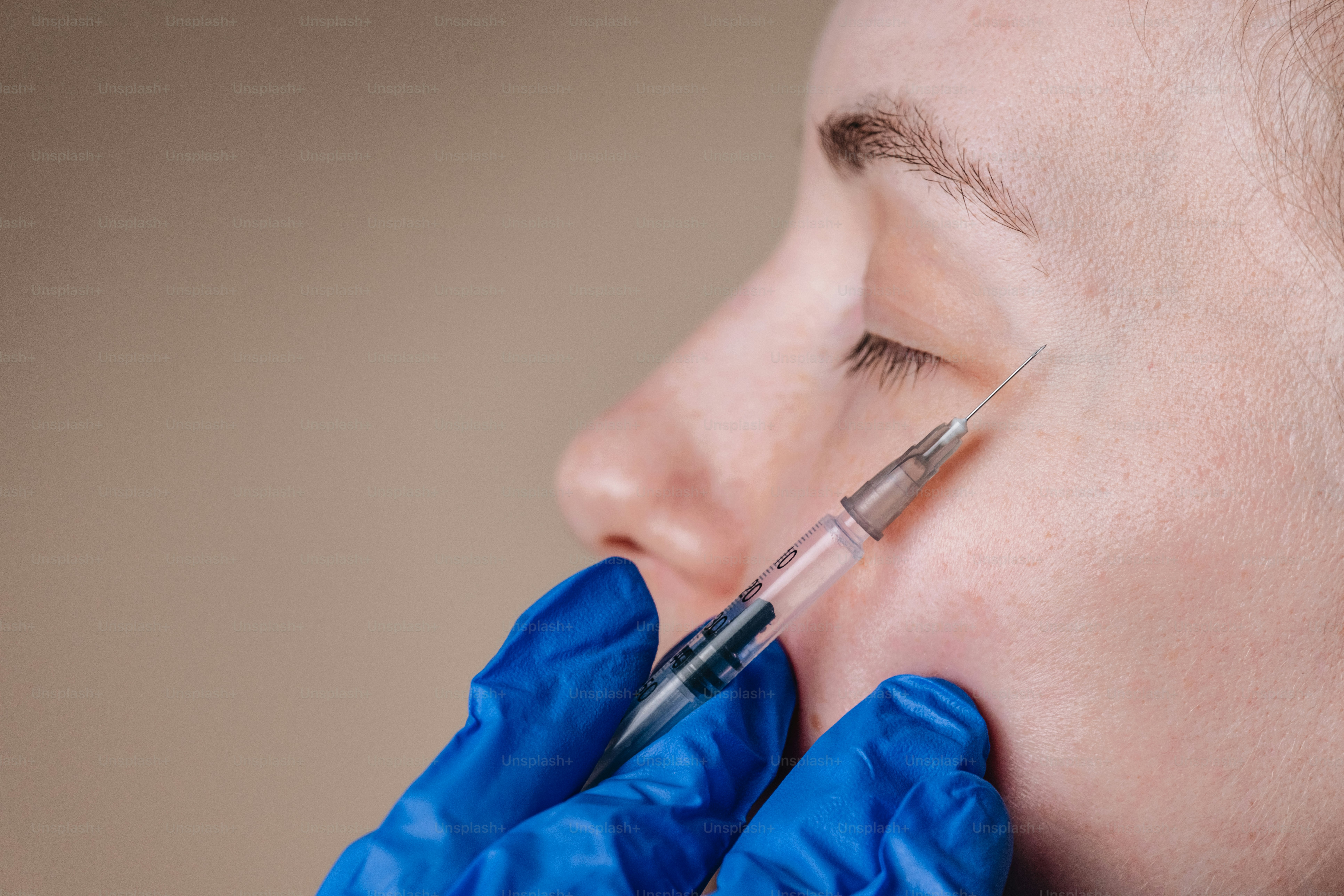 Uma injeção está sendo administrada perto do olho.