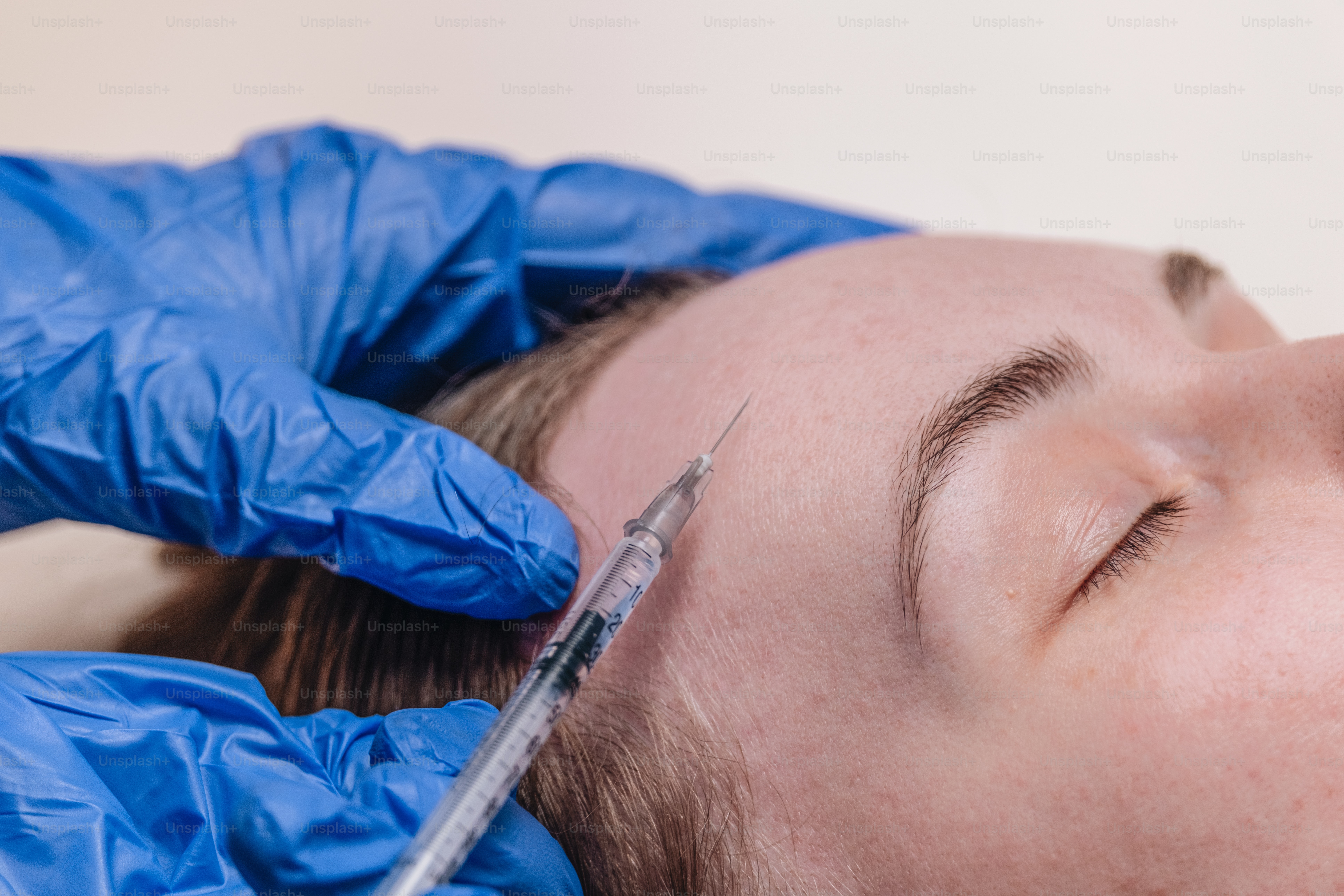 Um profissional médico dando uma injeção.