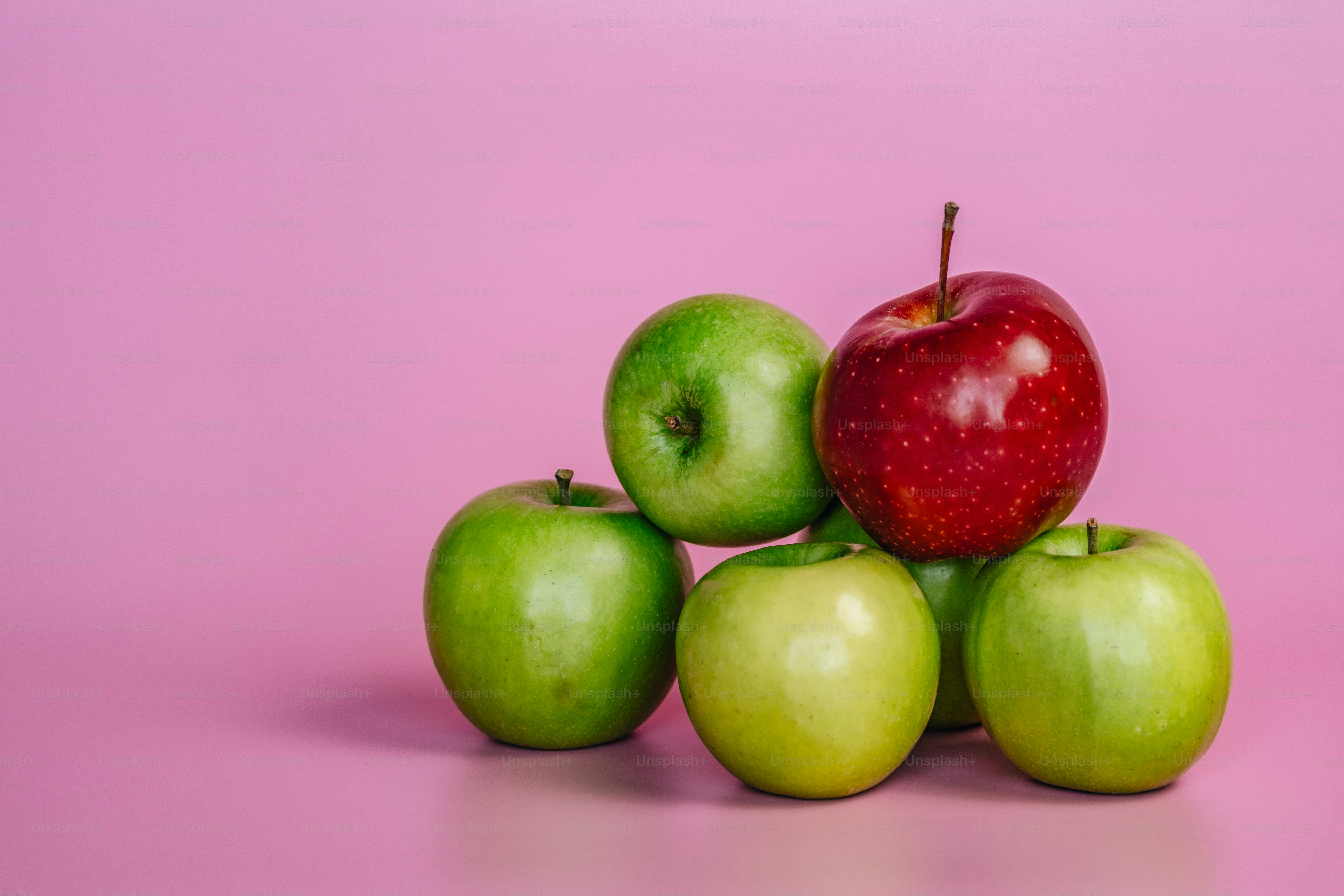 Maçãs, vermelhas e verdes, dispostas em uma pirâmide.