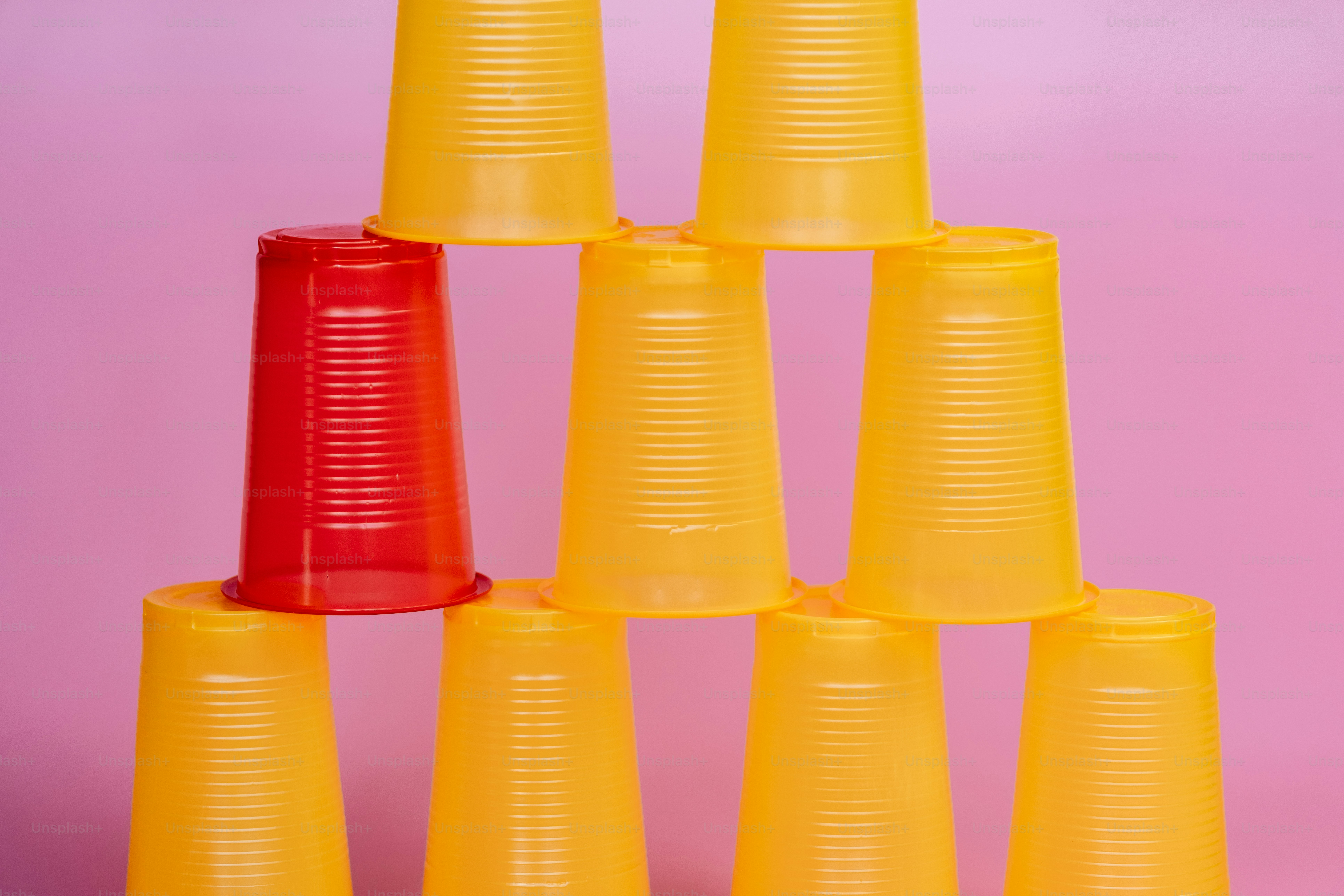 Une pyramide de tasses avec une couleur contrastante.