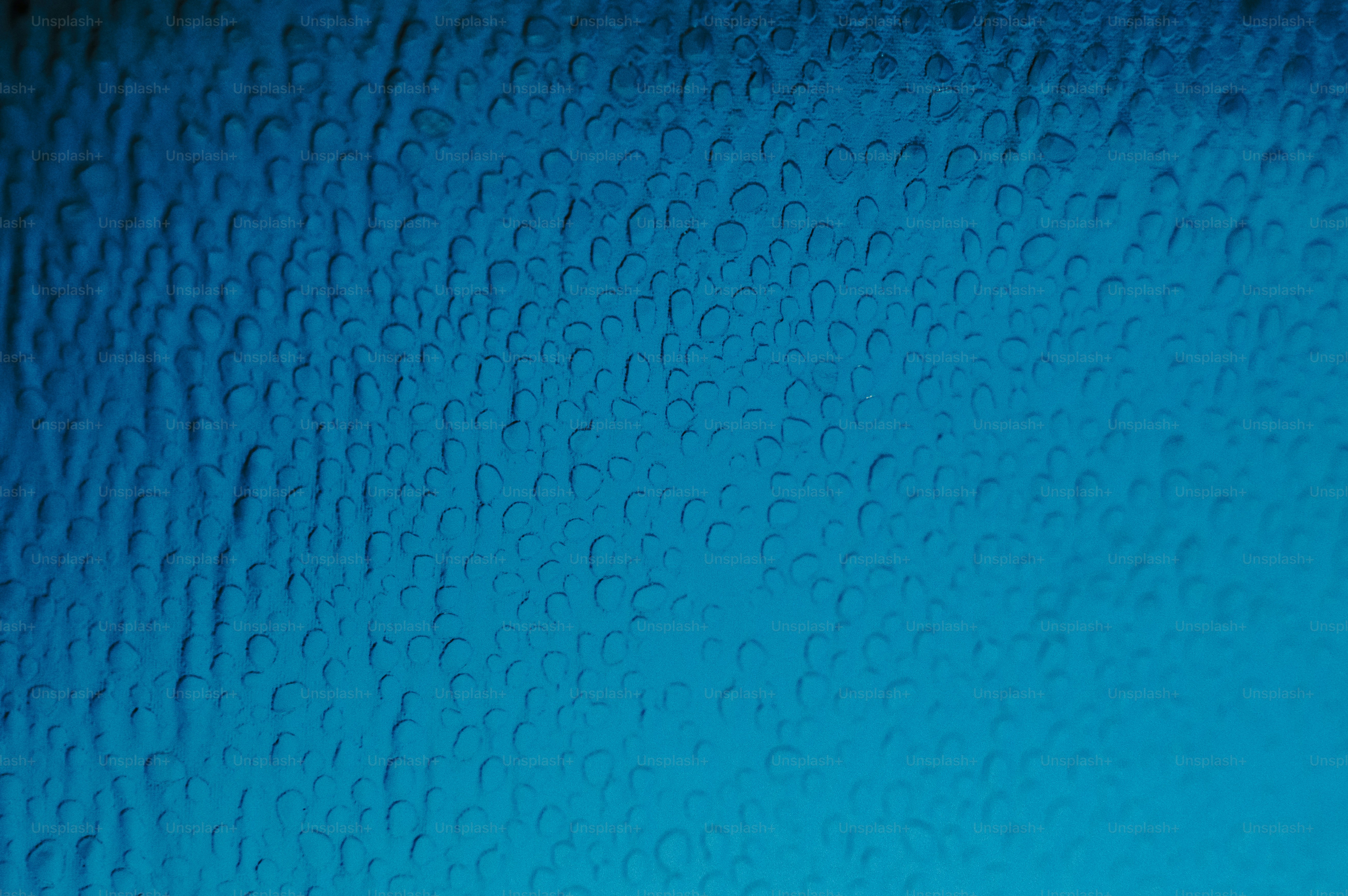 Sfondo astratto blu con motivi strutturati.
