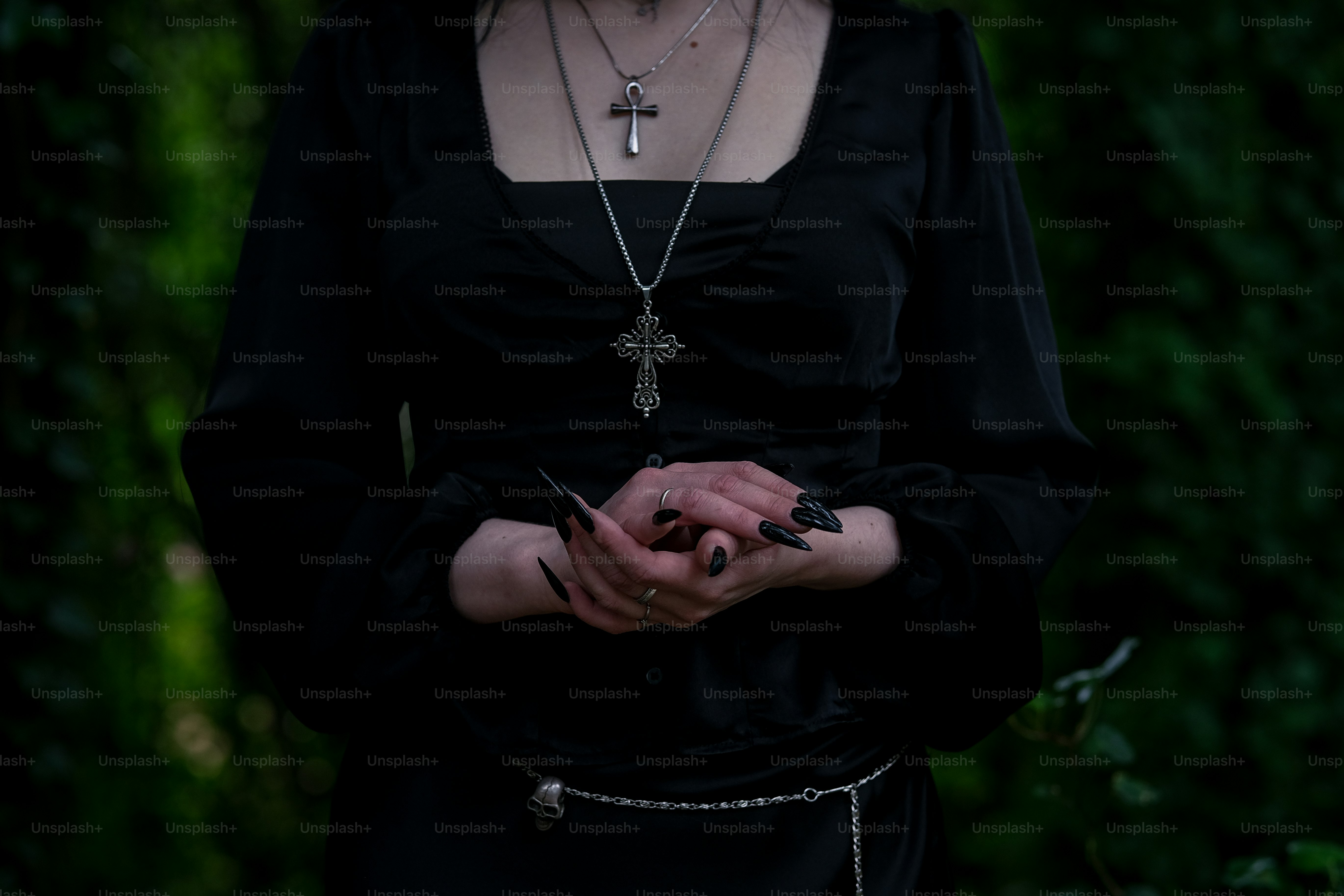 Uma pessoa com poses estéticas góticas.