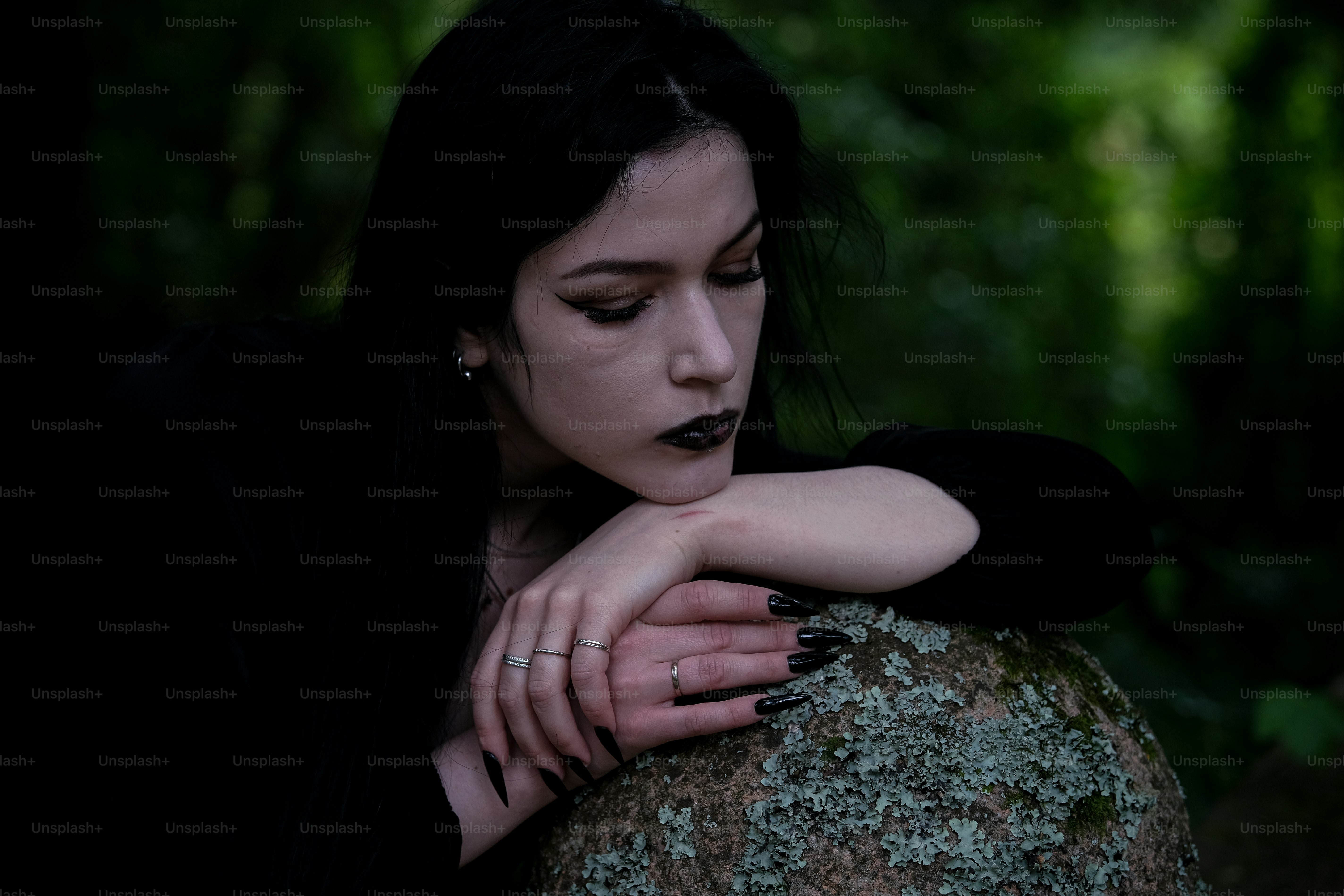 Uma mulher com maquiagem escura está descansando.