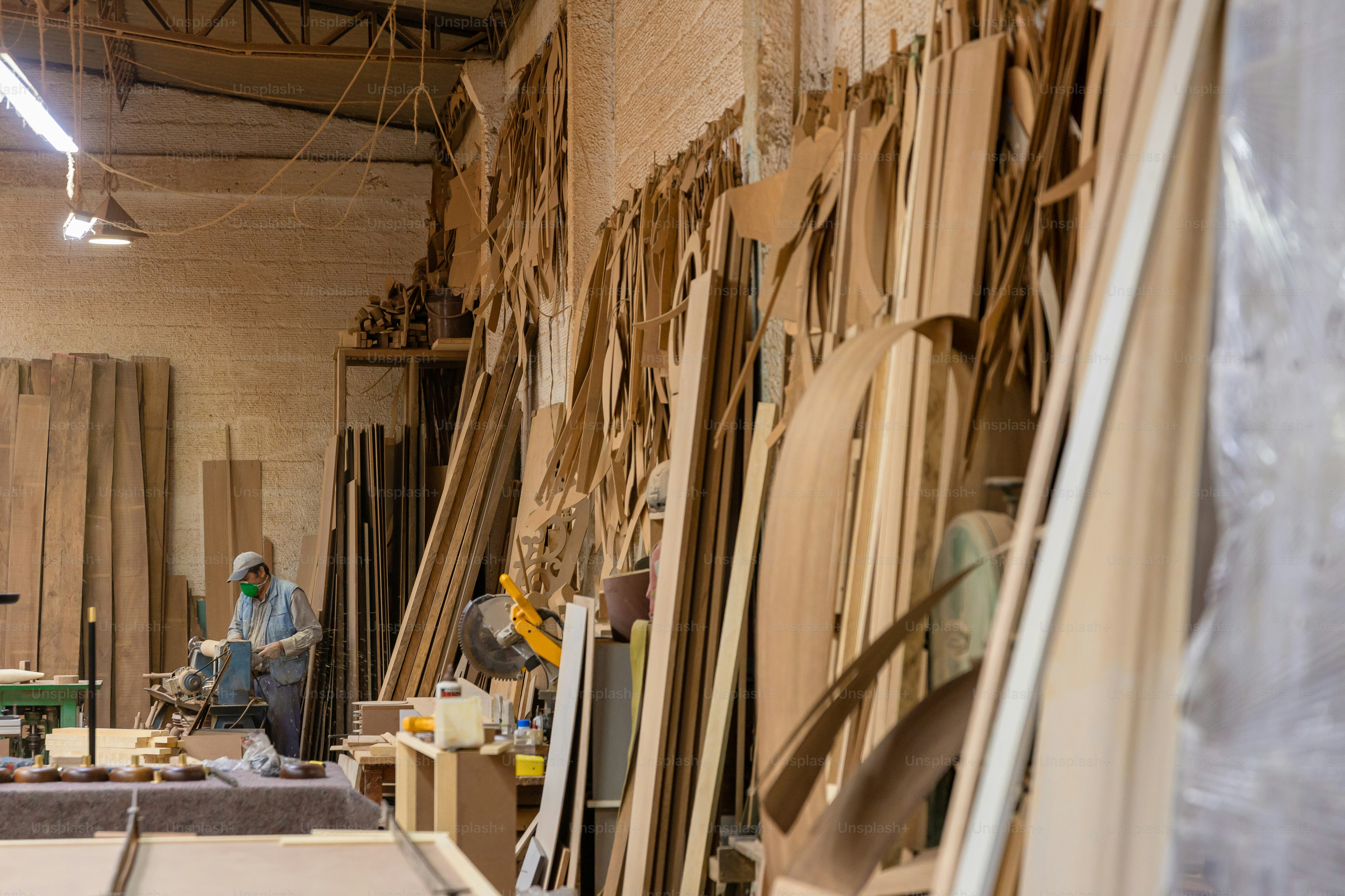 Woodworking shop with wood and machinery. photo – Luxury Image on Unsplash