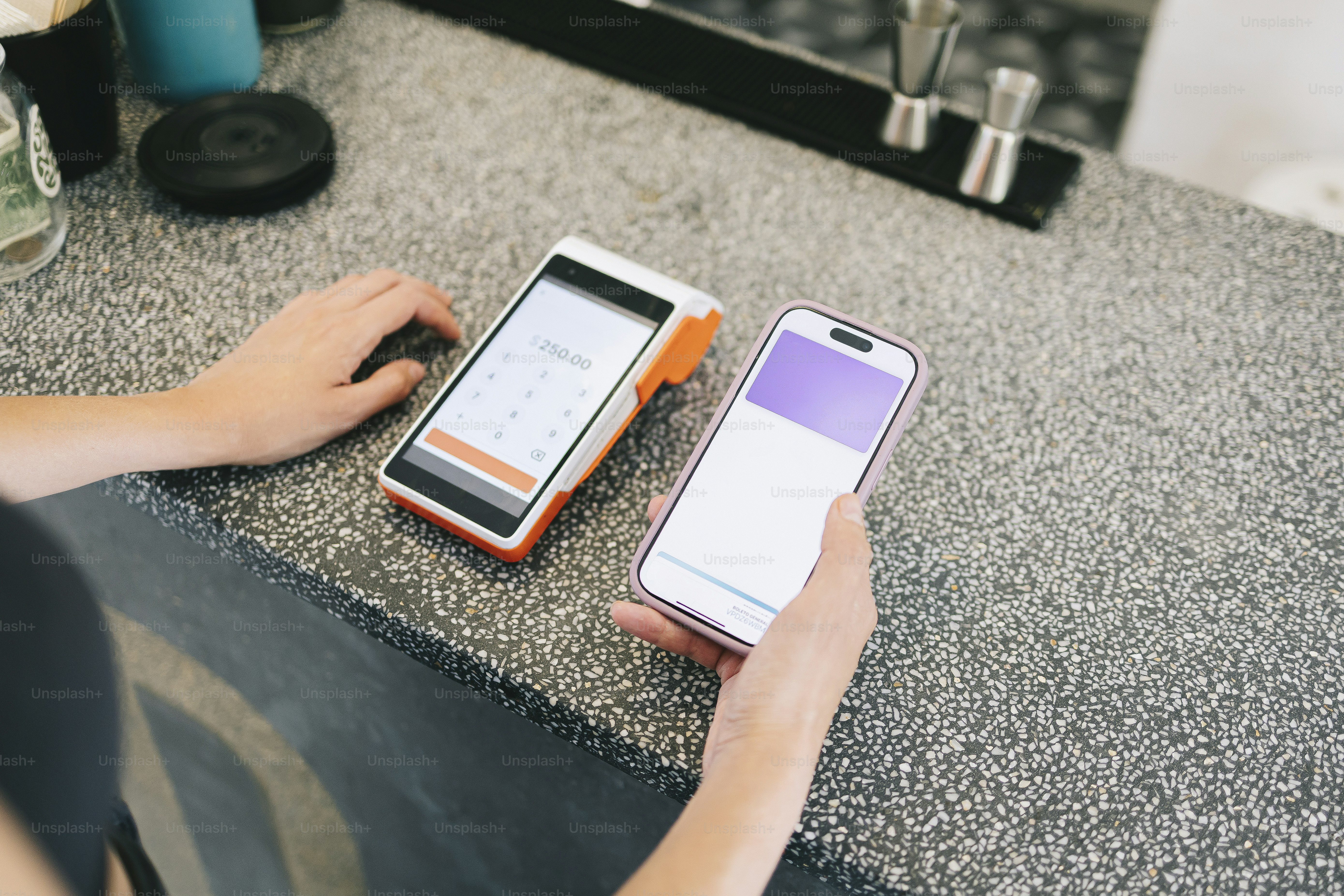 Hand hält ein Smartphone mit Kreditrechner