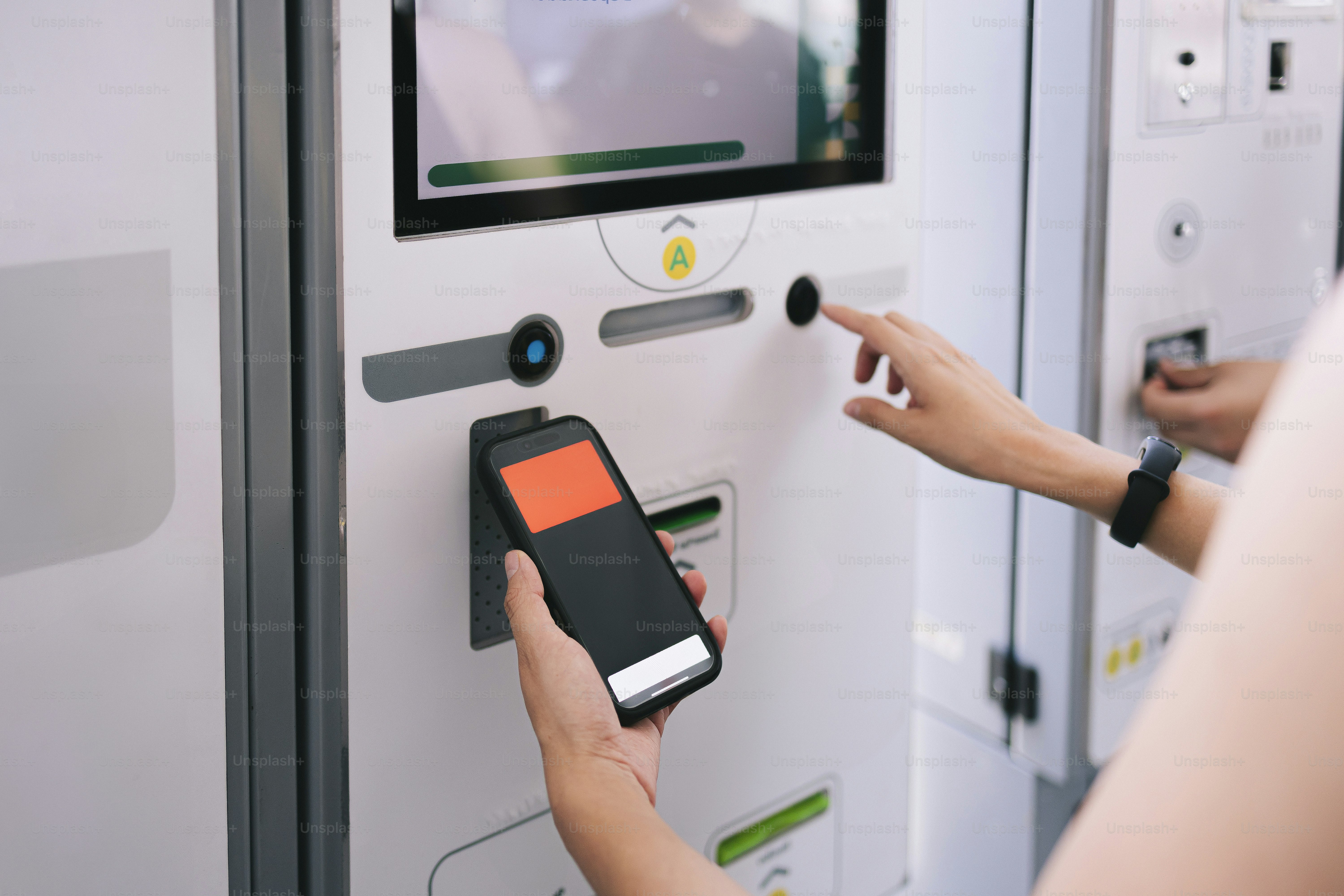 Payer par téléphone à une borne en libre-service.