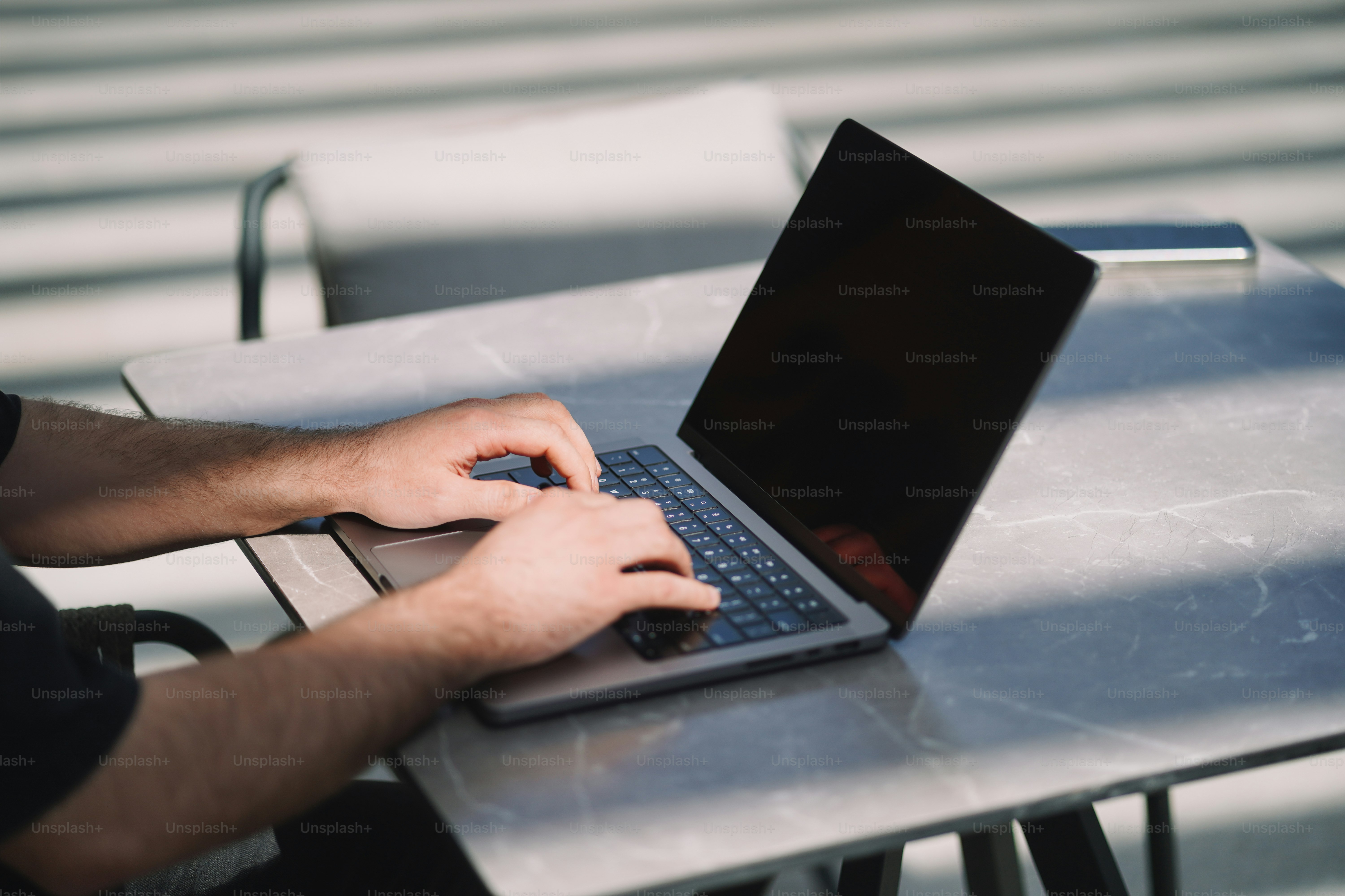 Orang mengetik di laptop di meja