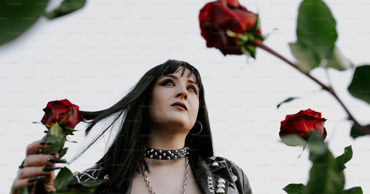 Poses With Roses A woman poses with red roses. photo – Image on Unsplash