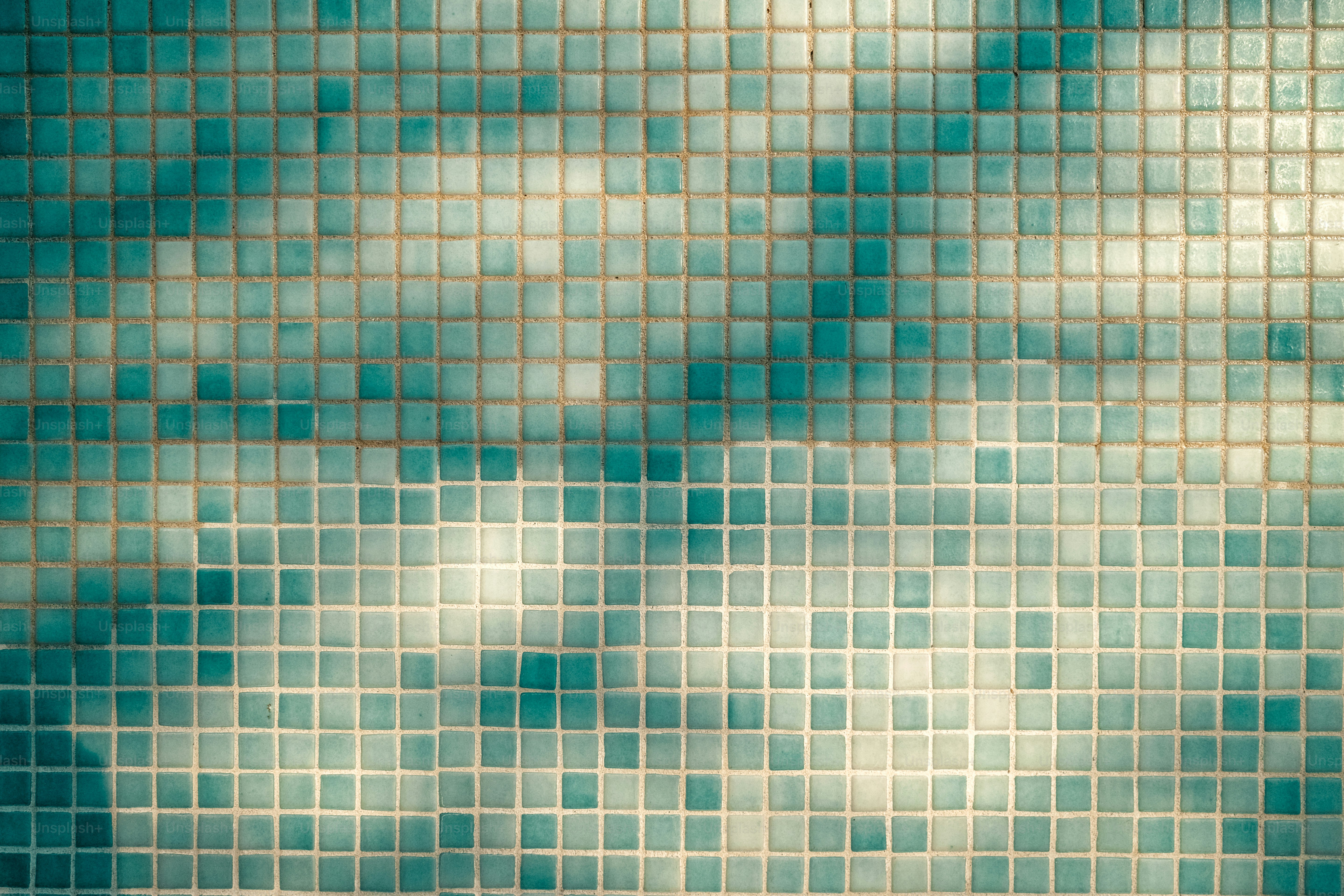 Fond de carreaux de mosaïque bleu et blanc.