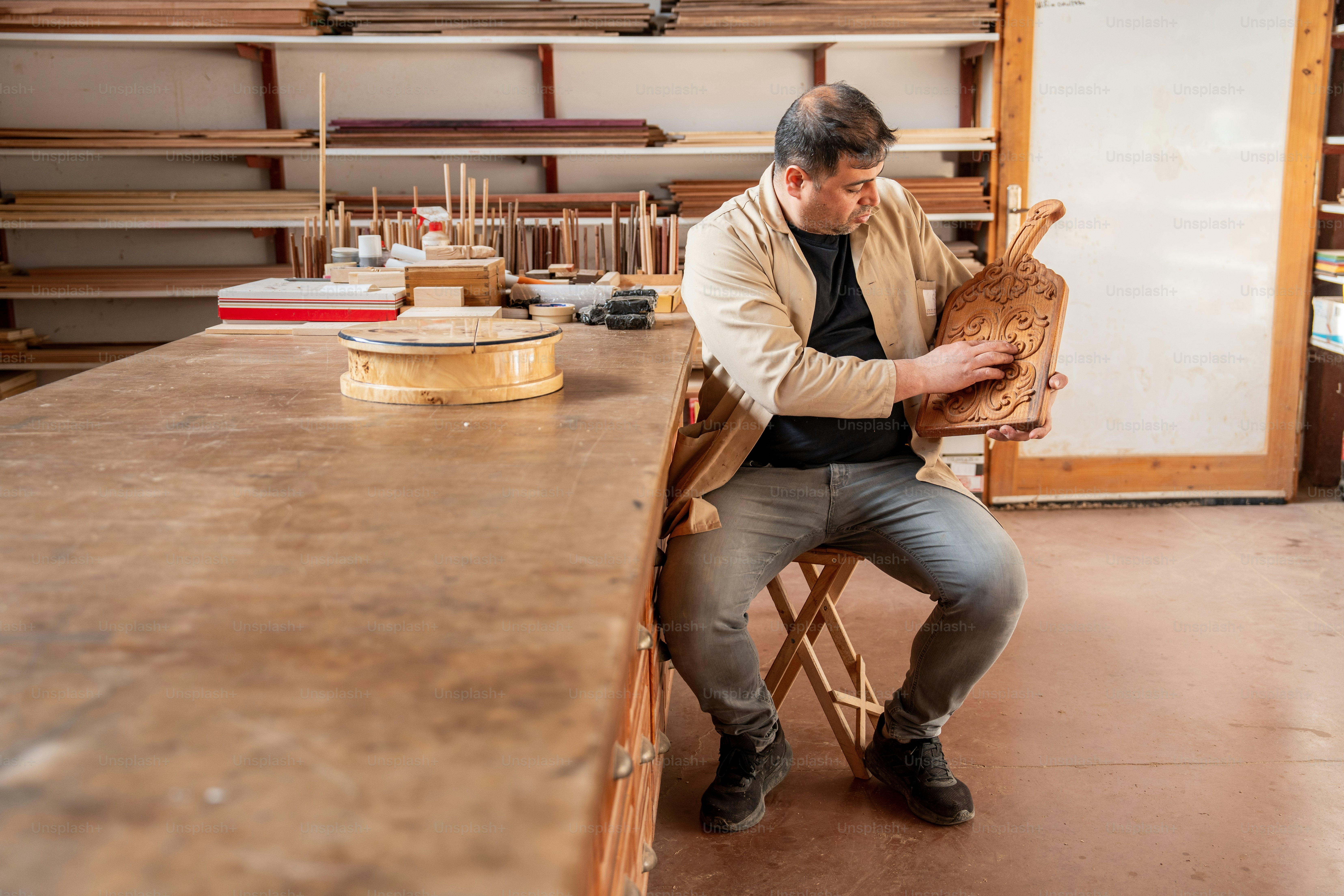 Un hombre elabora la madera en su taller