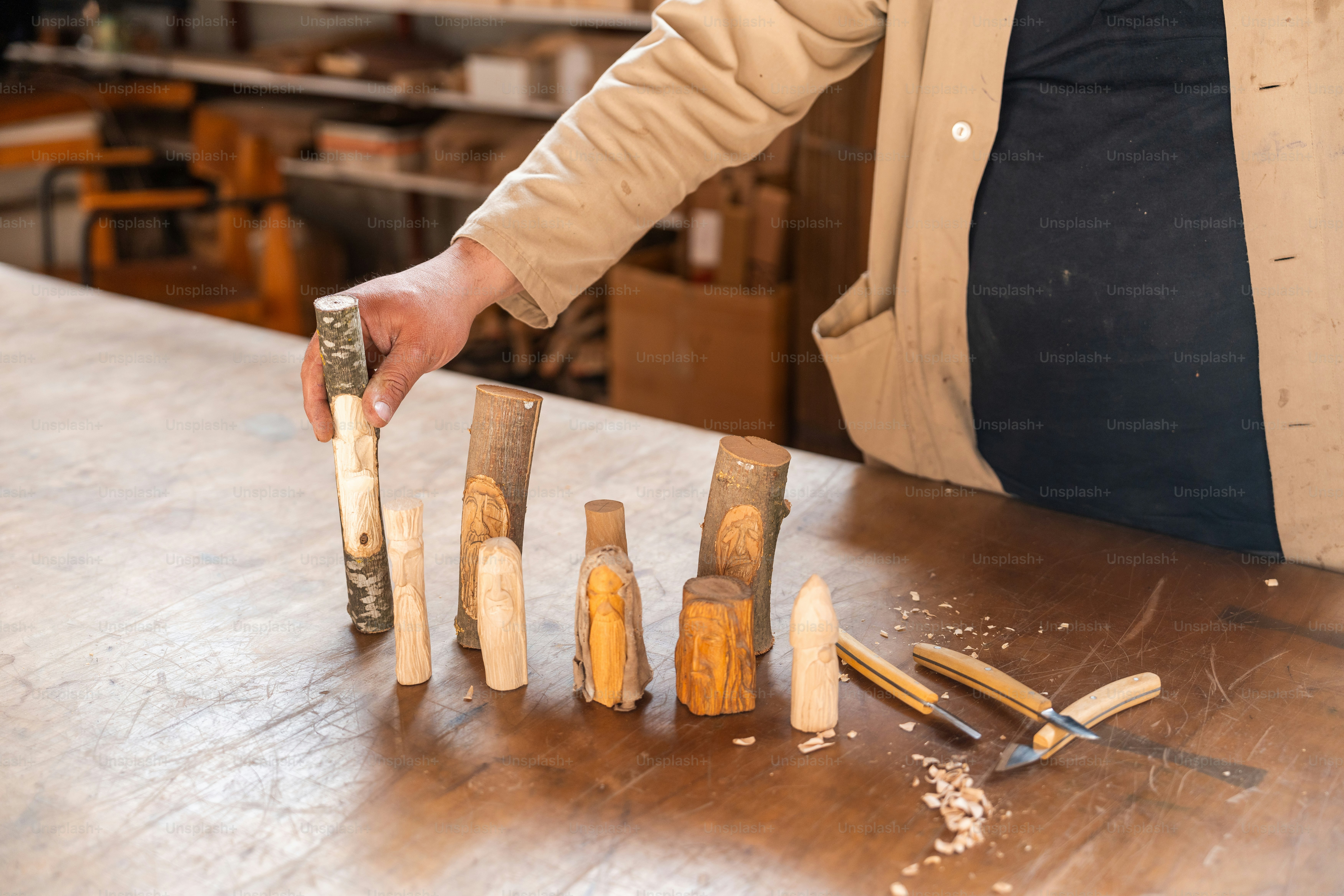 Una persona está arreglando piezas de artesanía de madera