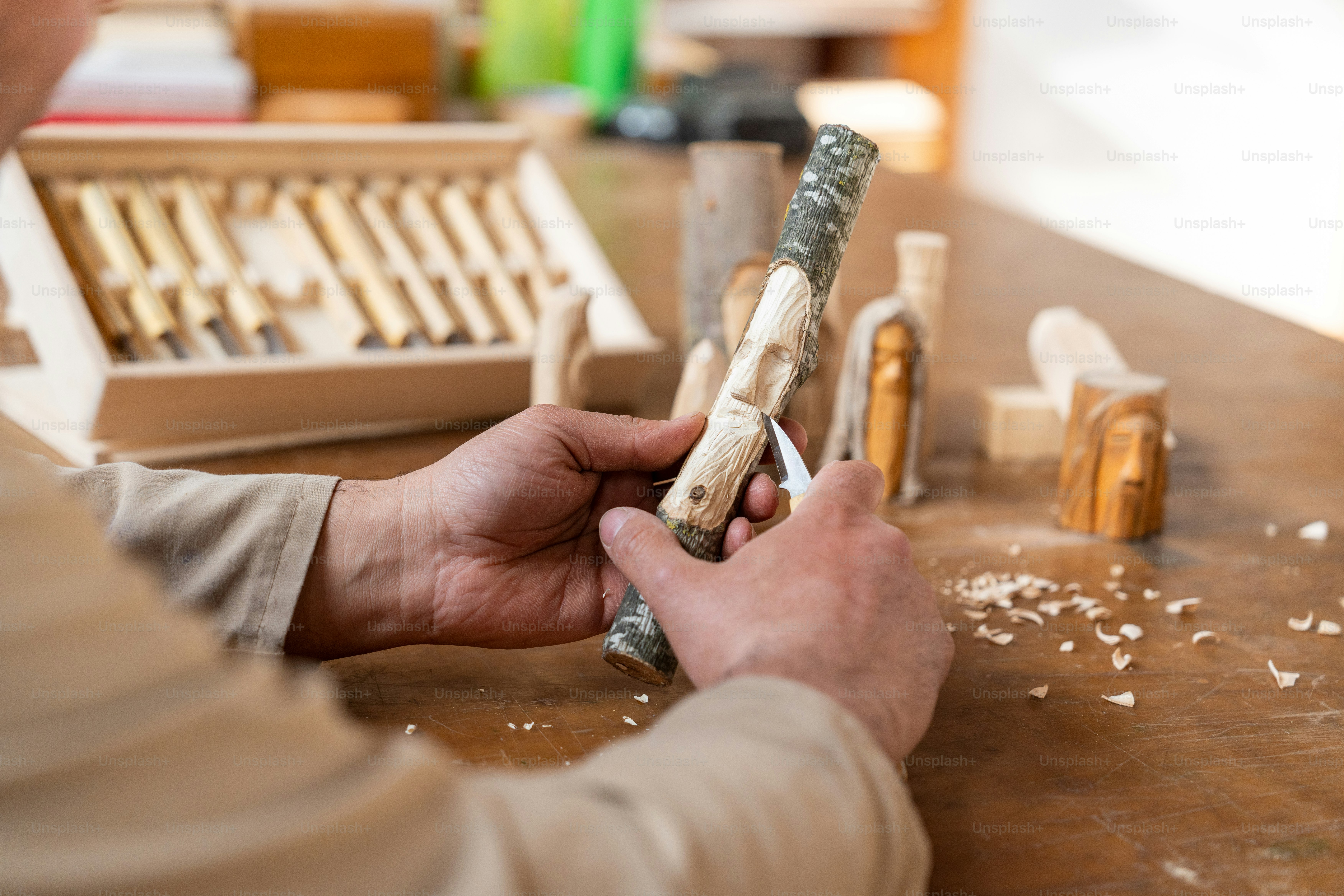 Un tallador de madera moldea cuidadosamente la madera con herramientas