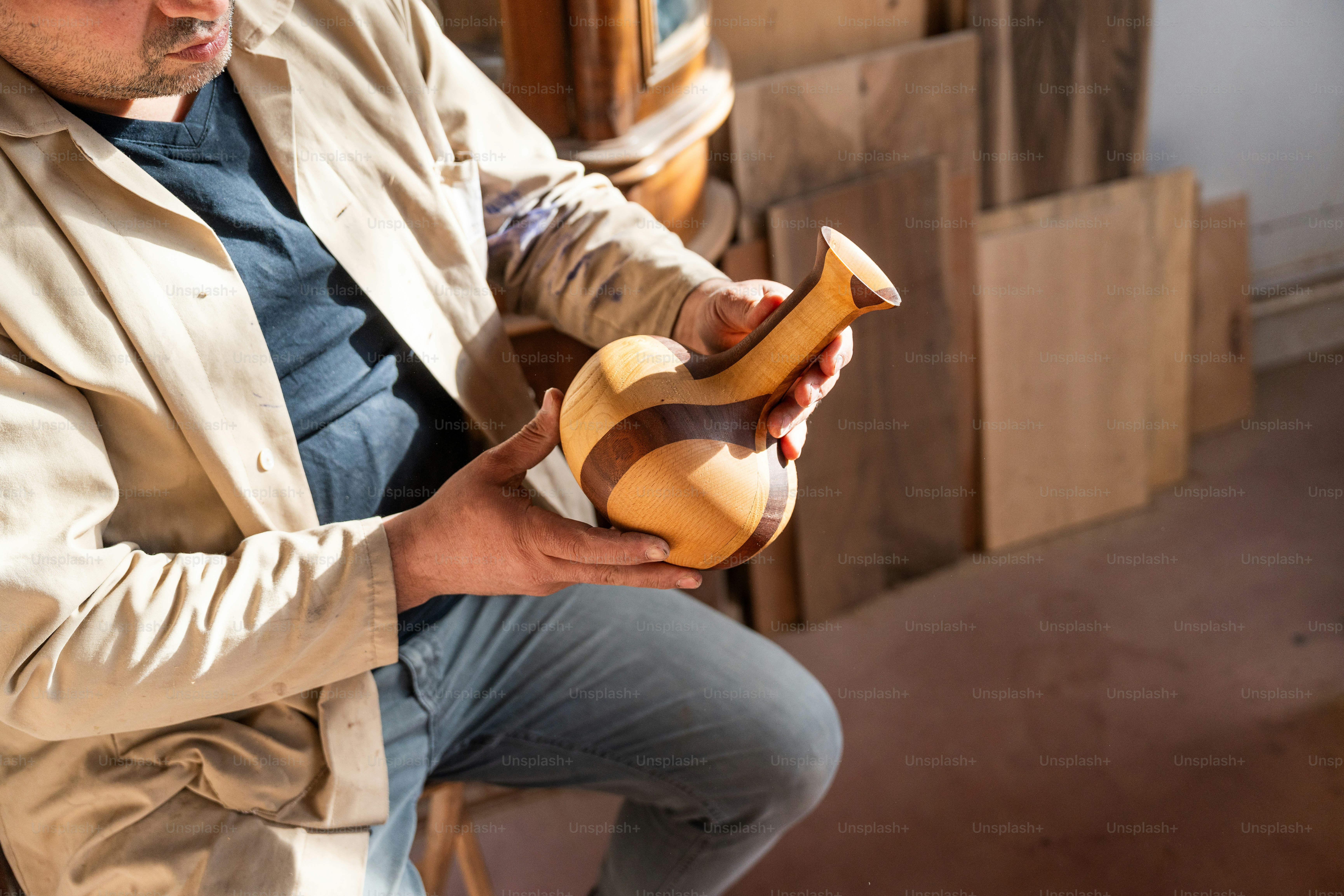 Un artesano sostiene un jarrón de madera