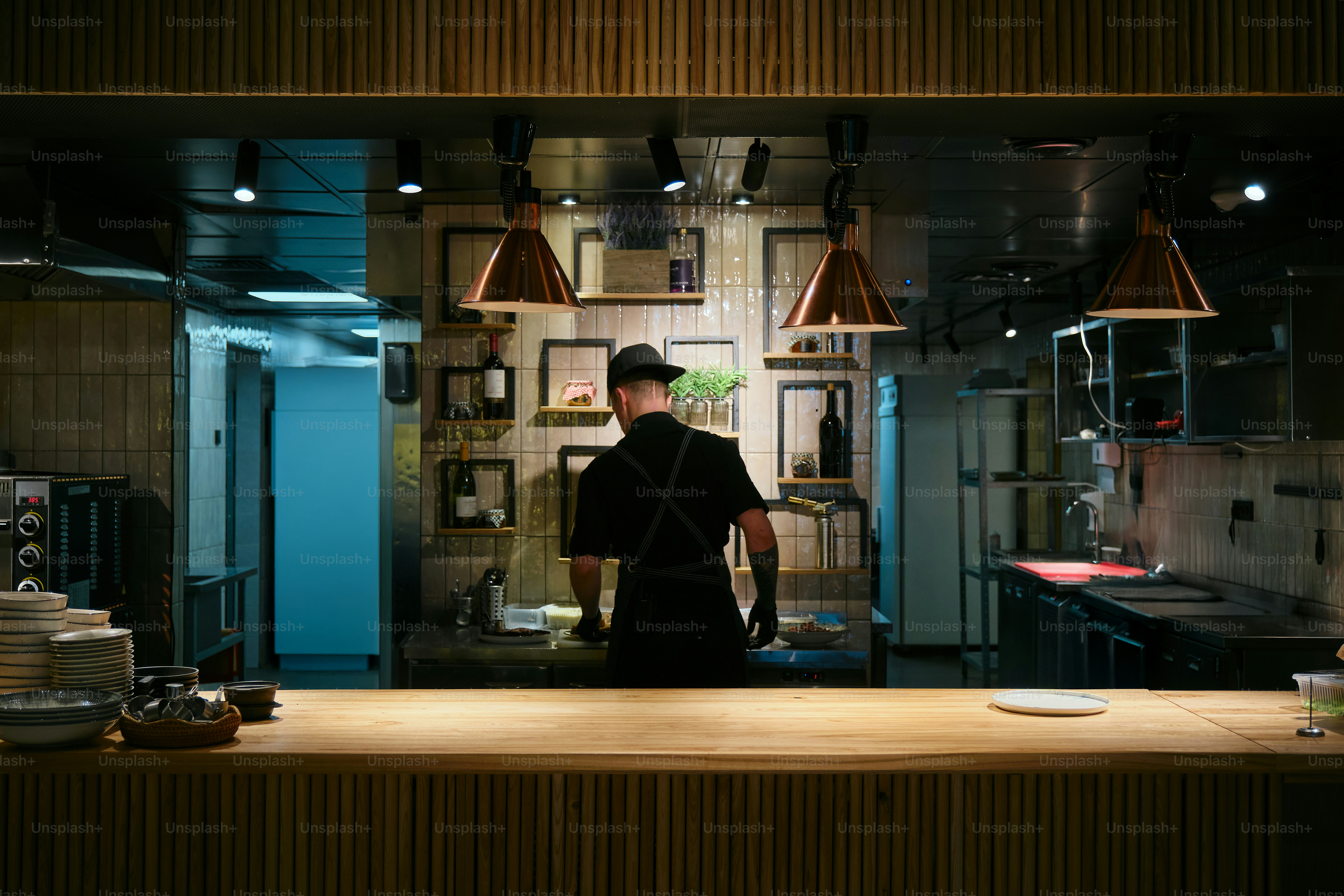Um chef trabalha na cozinha de um restaurante profissional.