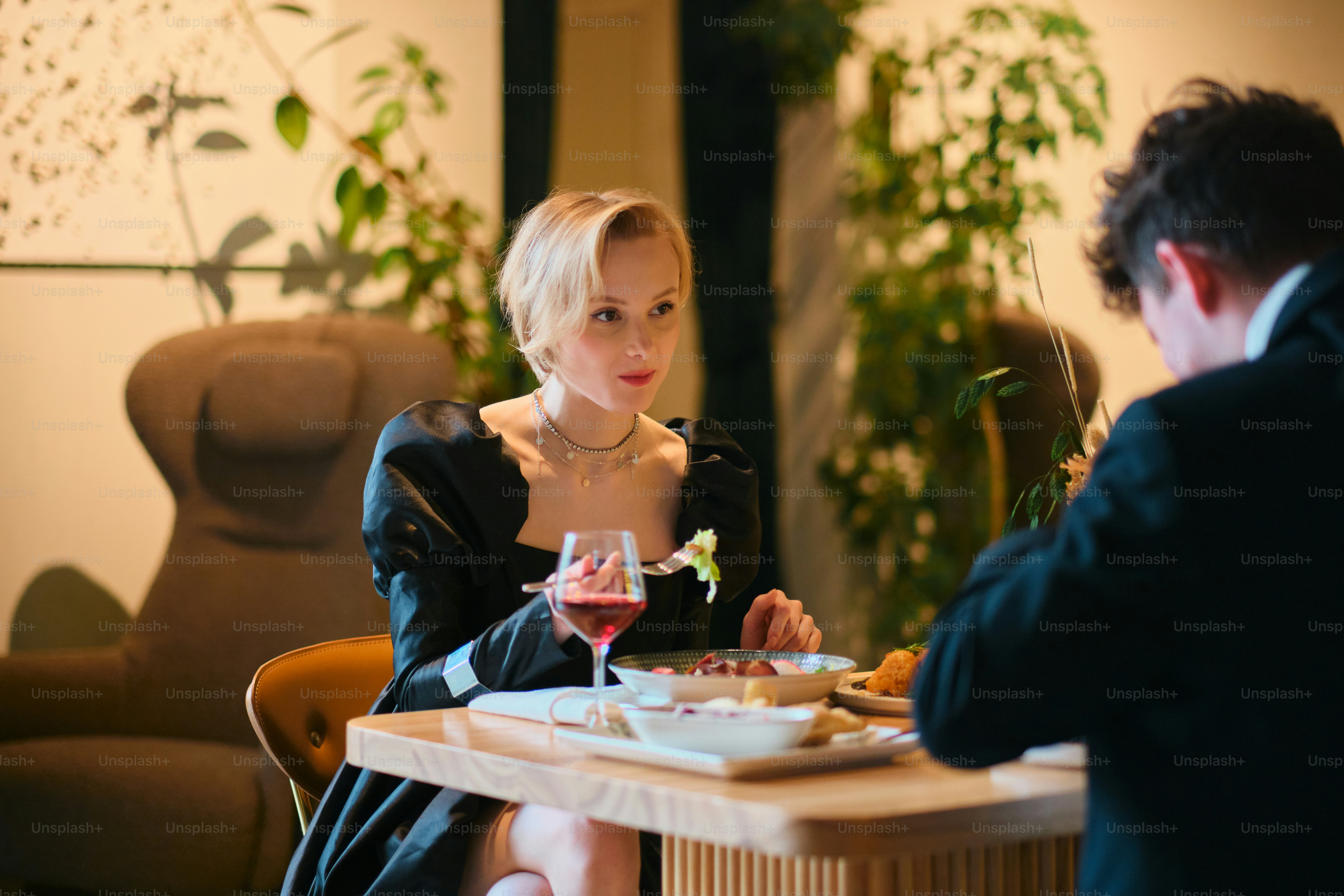 A couple enjoys dinner in a fancy restaurant.