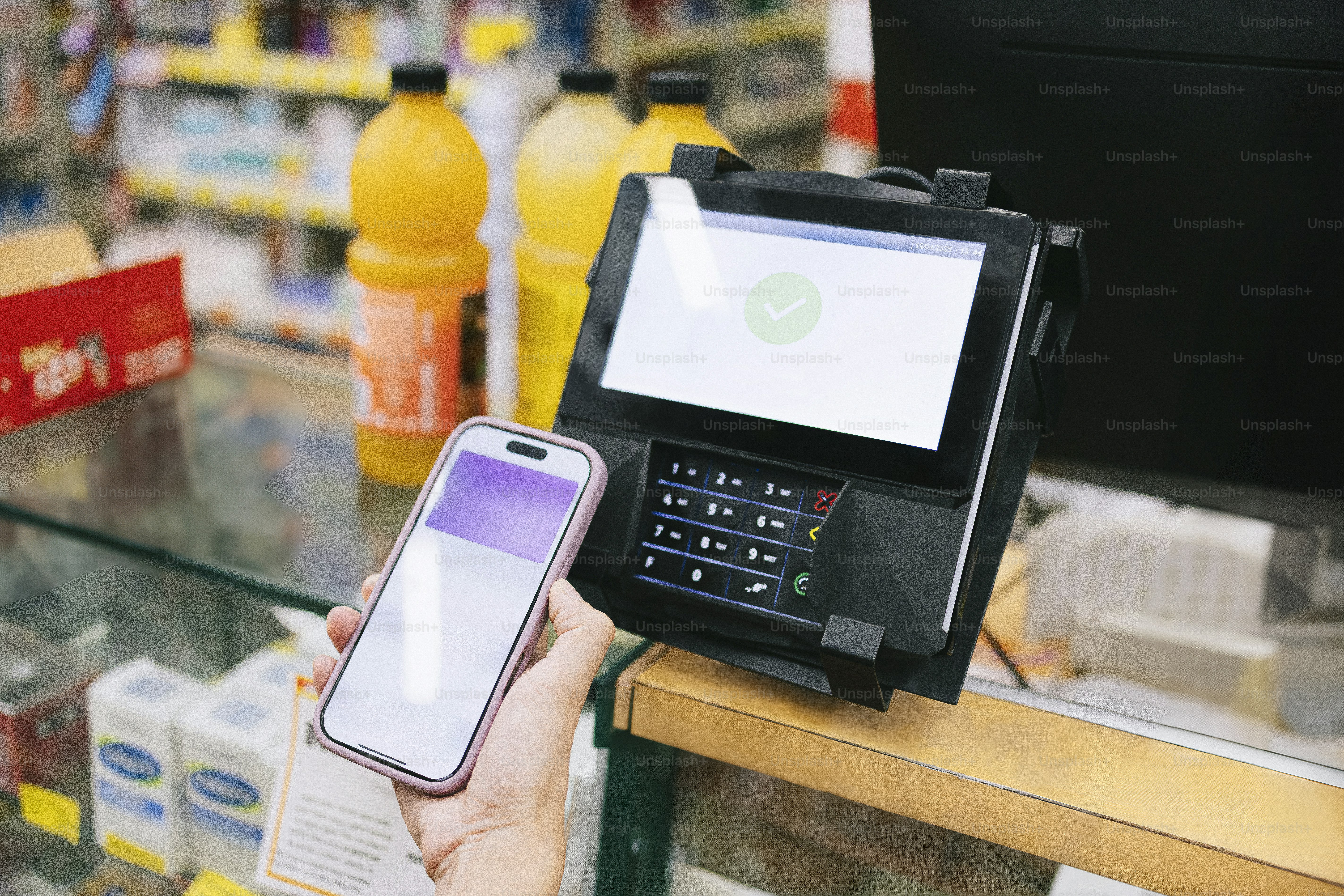 Smartphone fazendo um pagamento em um terminal de checkout.