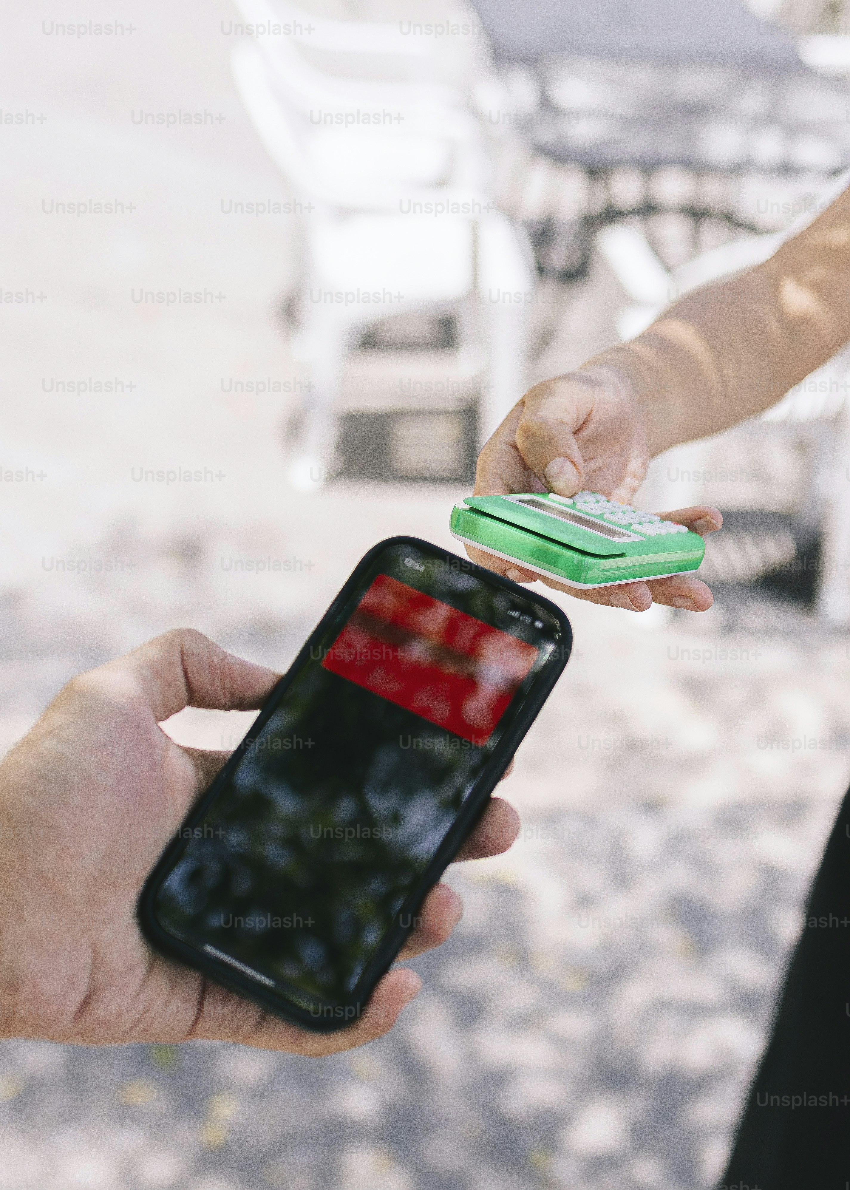 Uma pessoa está usando um smartphone para pagamento.