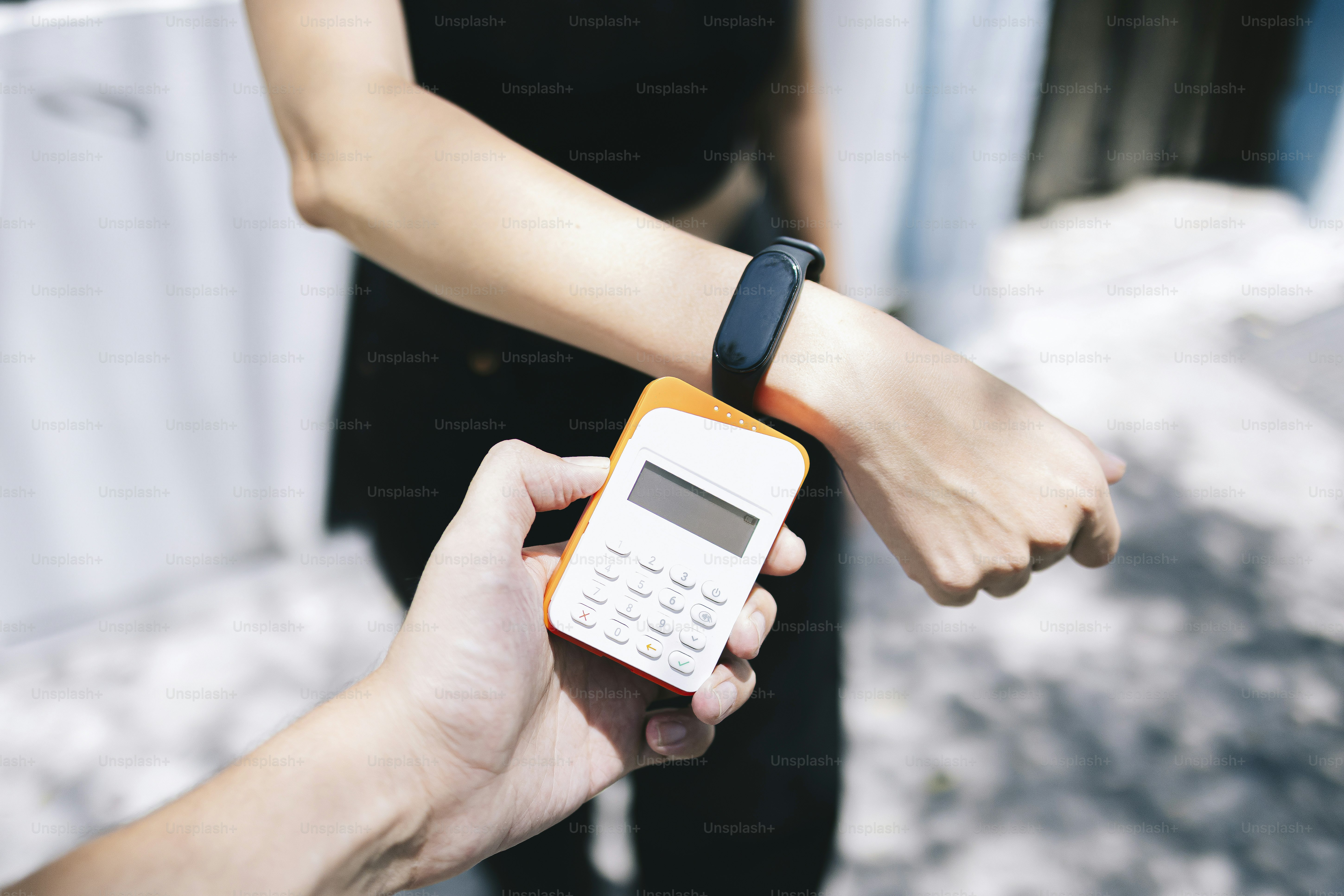 Pessoa pagando sem contato com um smartwatch.