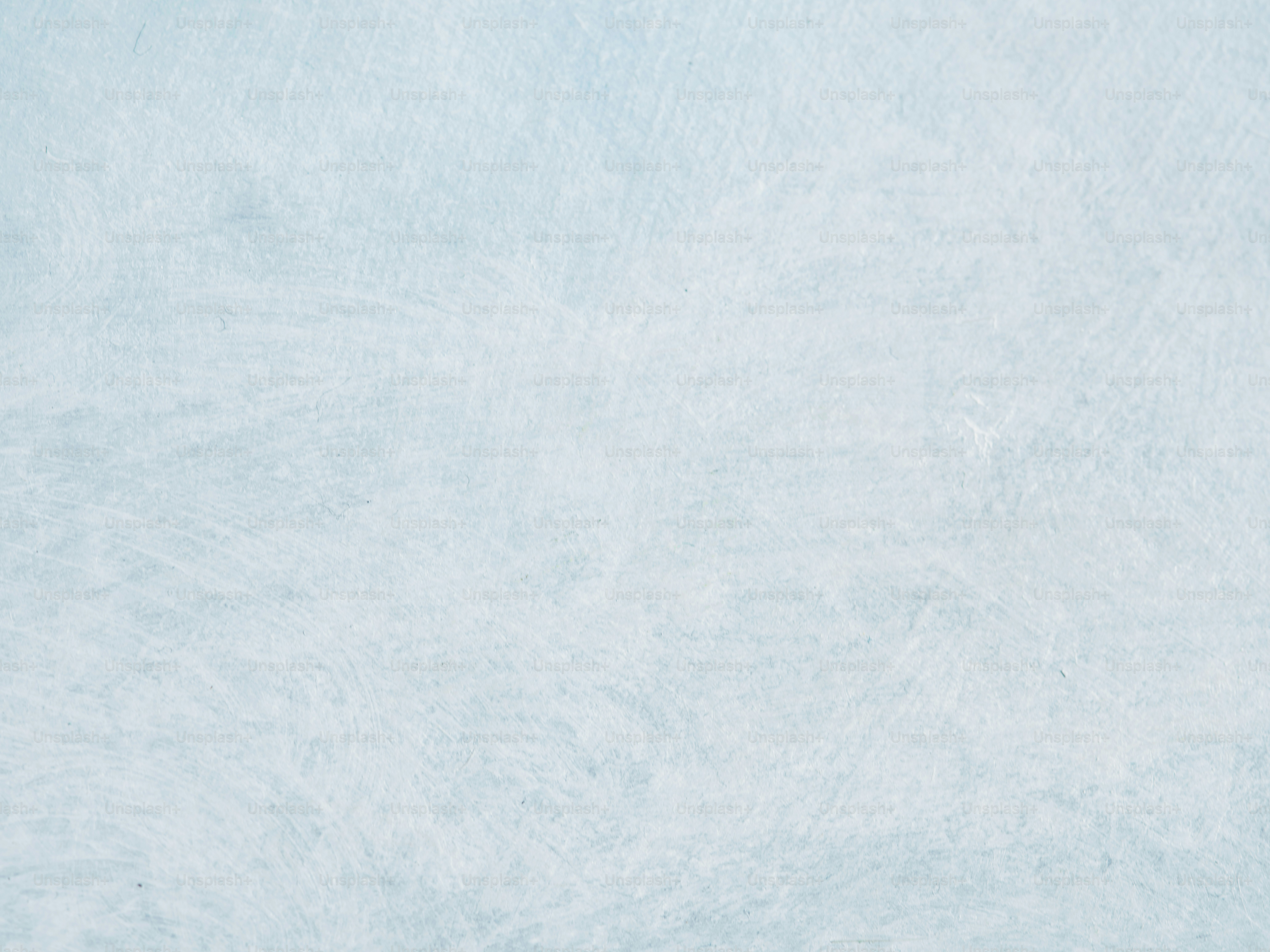 L’image montre un fond texturé bleu clair.