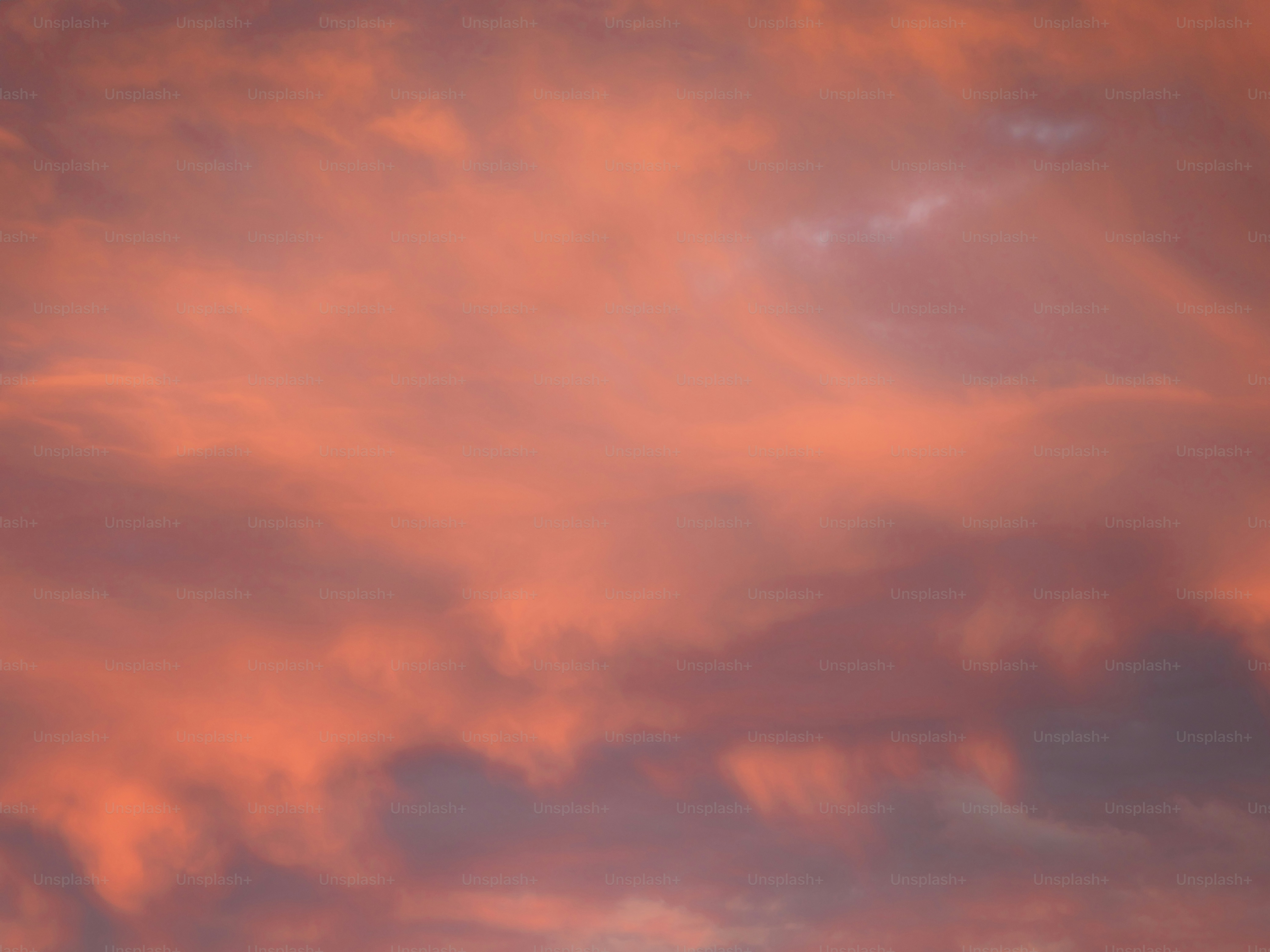 燃えるような夕焼けの雲が空を彩ります。