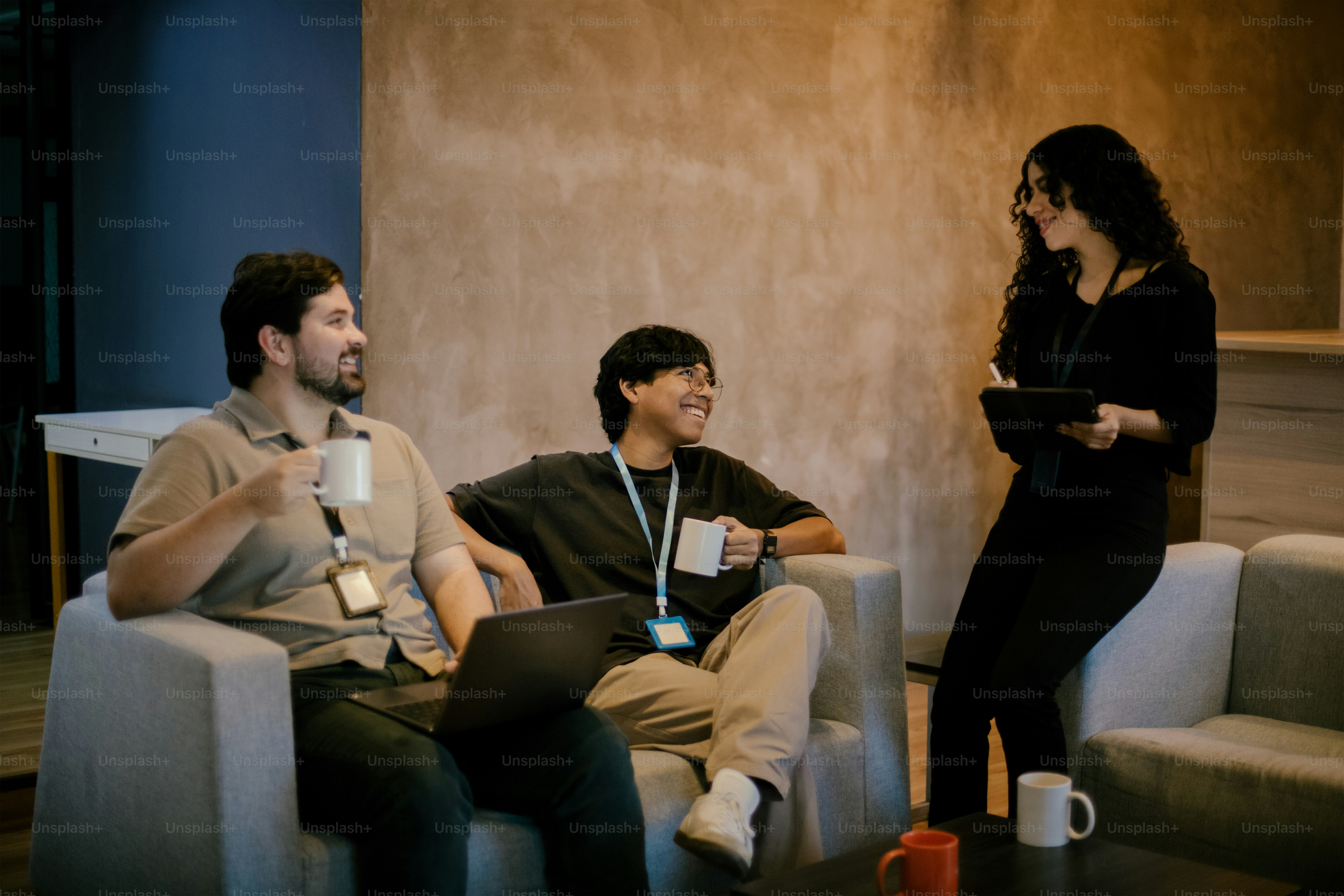 Coworkers are conversing while taking a break. photo – Teamwork Image ...