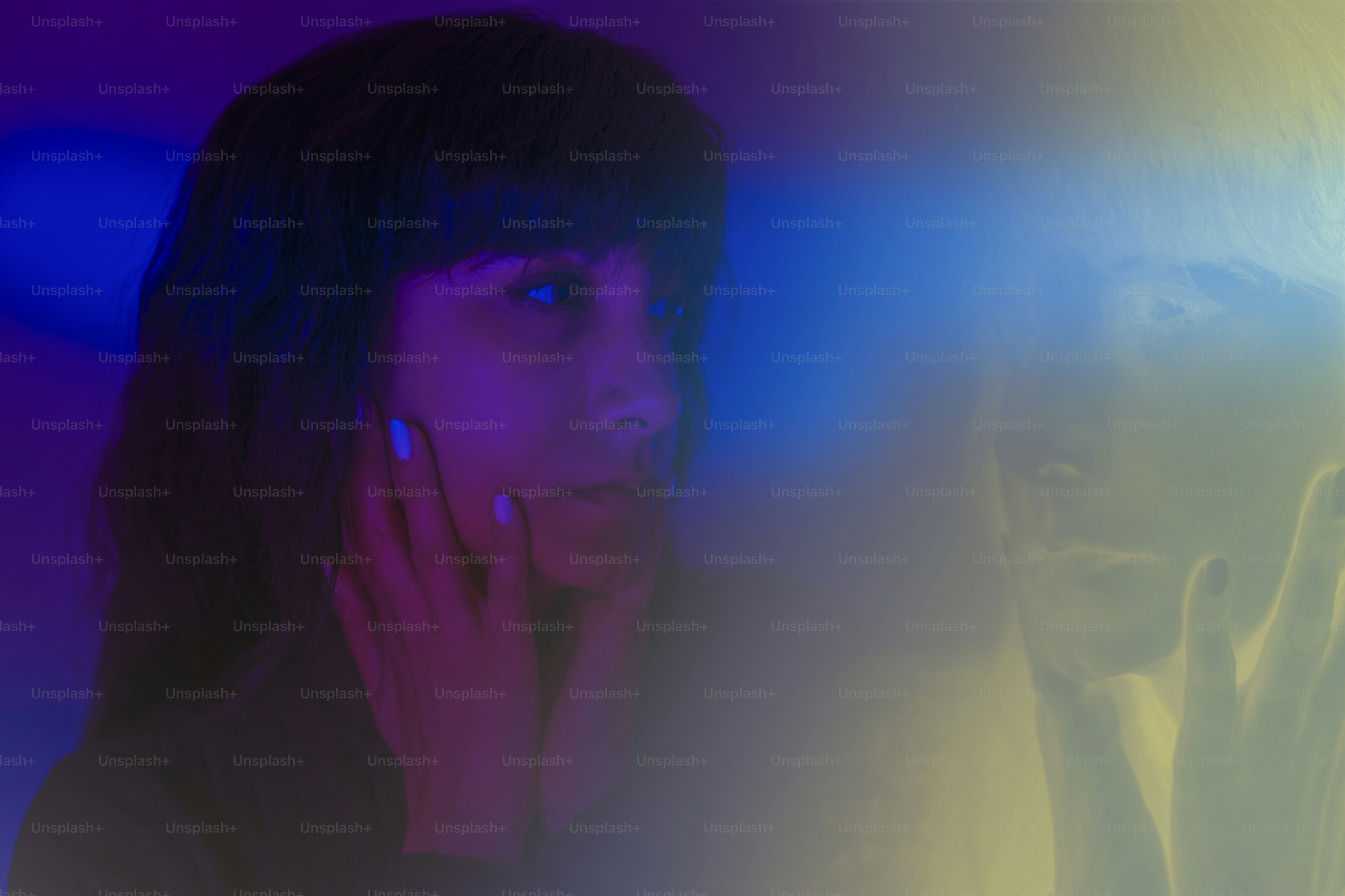 Une femme est entourée d’une lumière colorée.