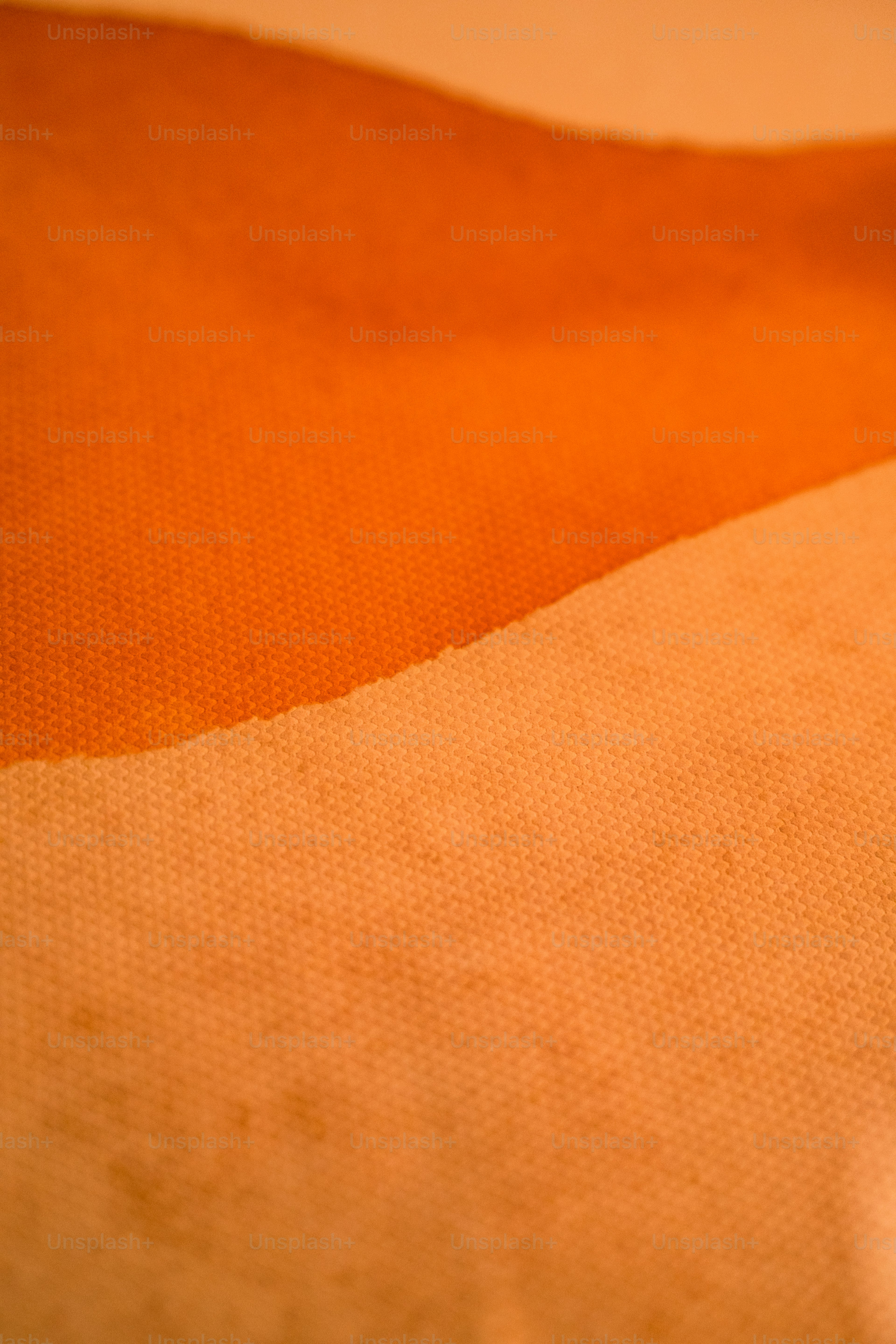 Orangefarbener Stoff mit strukturierter Optik.